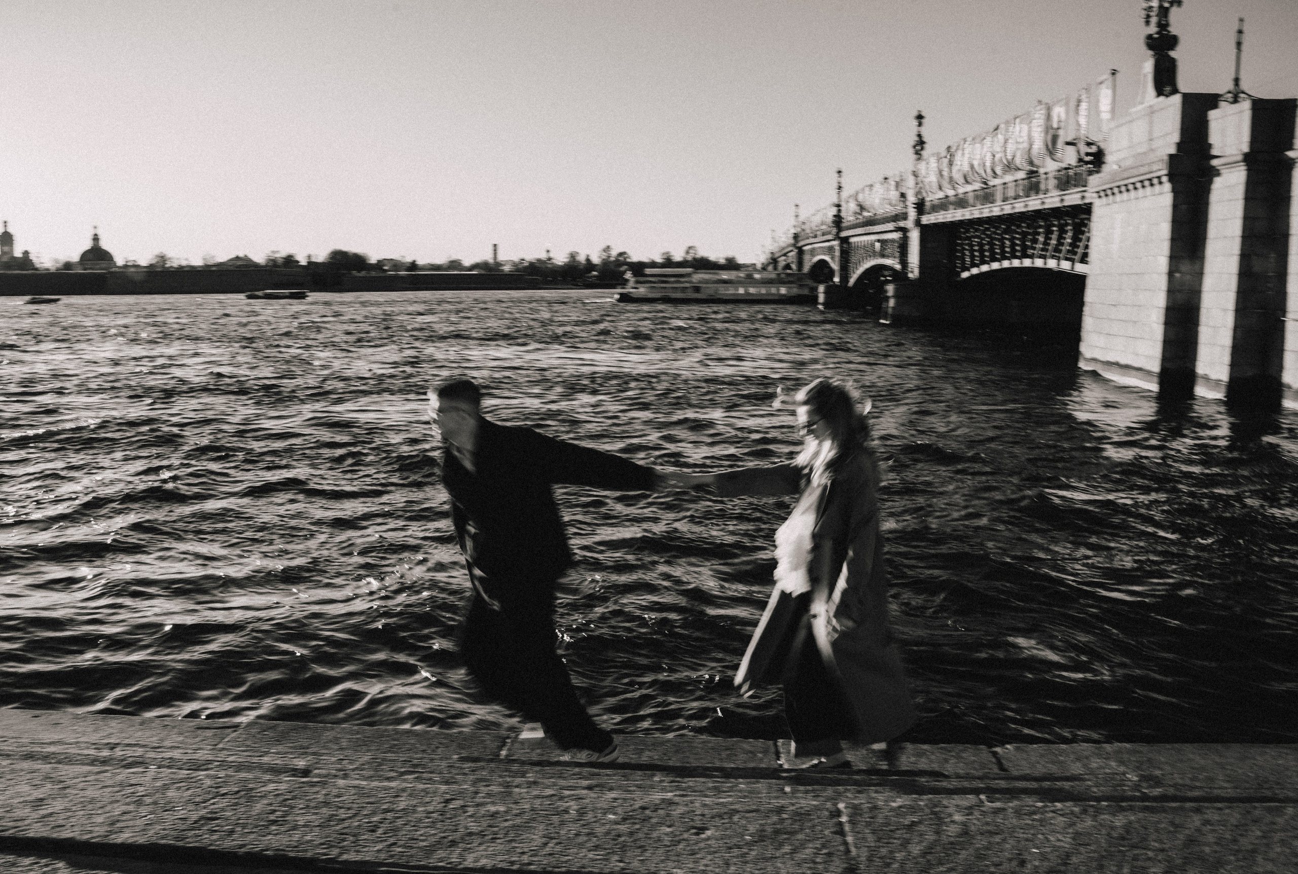 Парная фотосессия в Санкт-Петербурге. Фотосессия лавстори СПб. Федосова Елизавета - свадебный фотограф СПб. Фотосессия в Питере с собакой. Марсово поле. Зимняя канавка. Фотосессия у Невы.