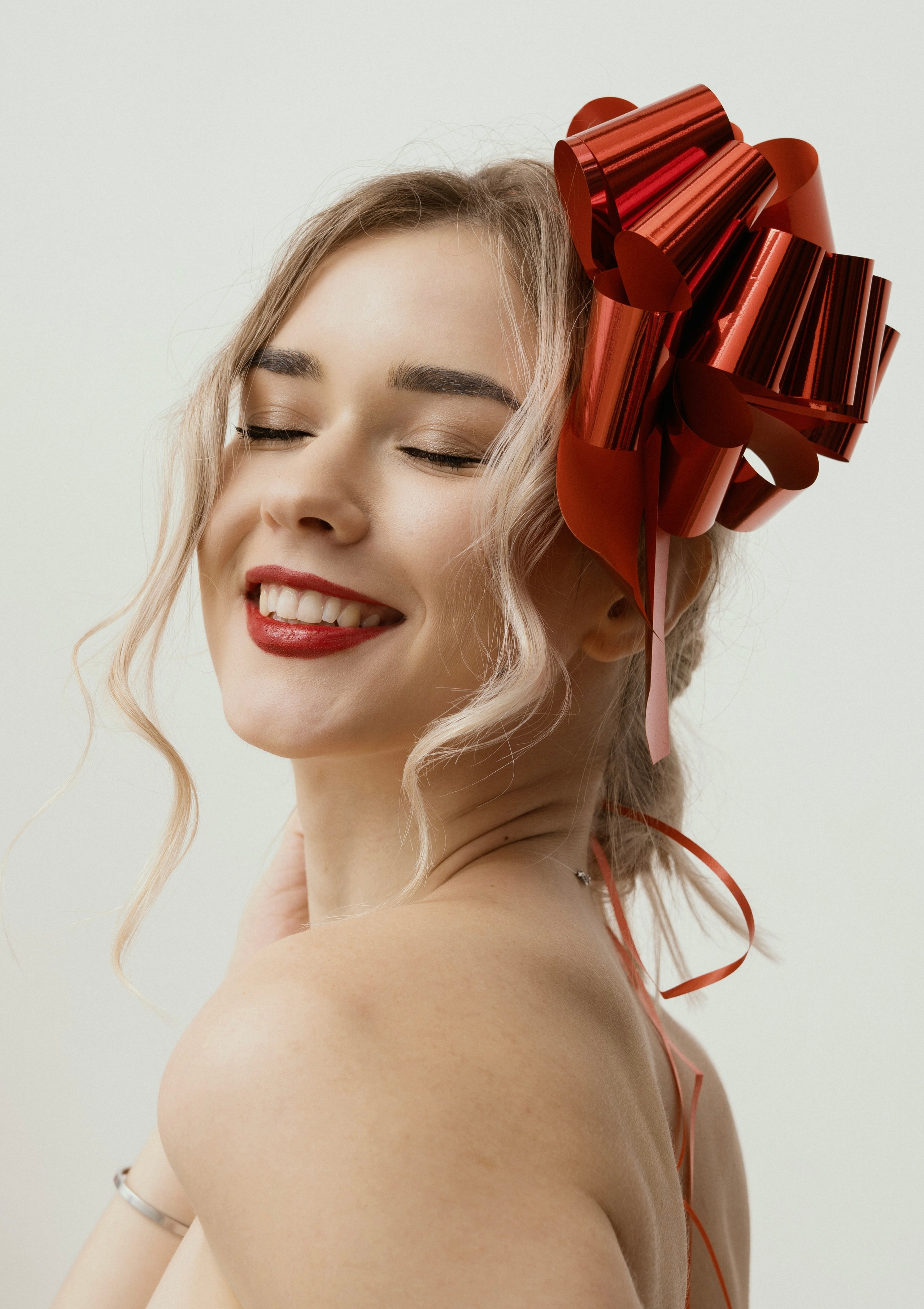 Новогодняя съемка в студии. Съемка с ярким бантом.