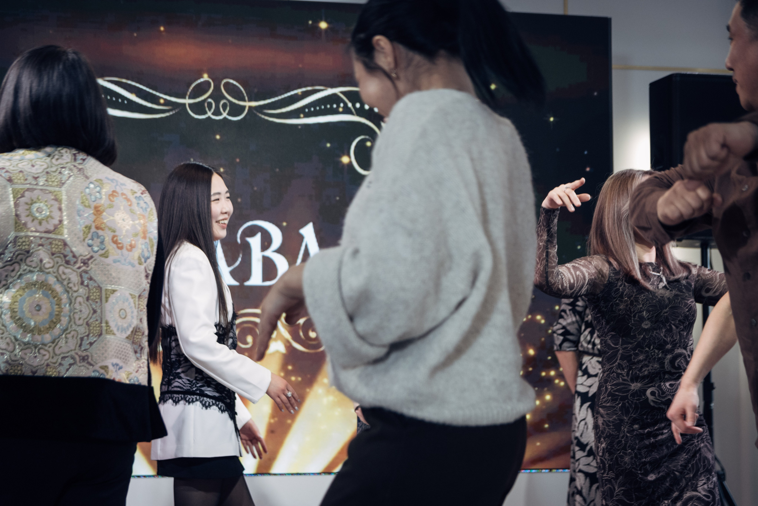 День рождения Любови в ресторане «Бурятия» — фотоотчёт праздника. Репортажный фотограф на дни рождения и юбилеи в Улан-Удэ — Алексей Раднаев