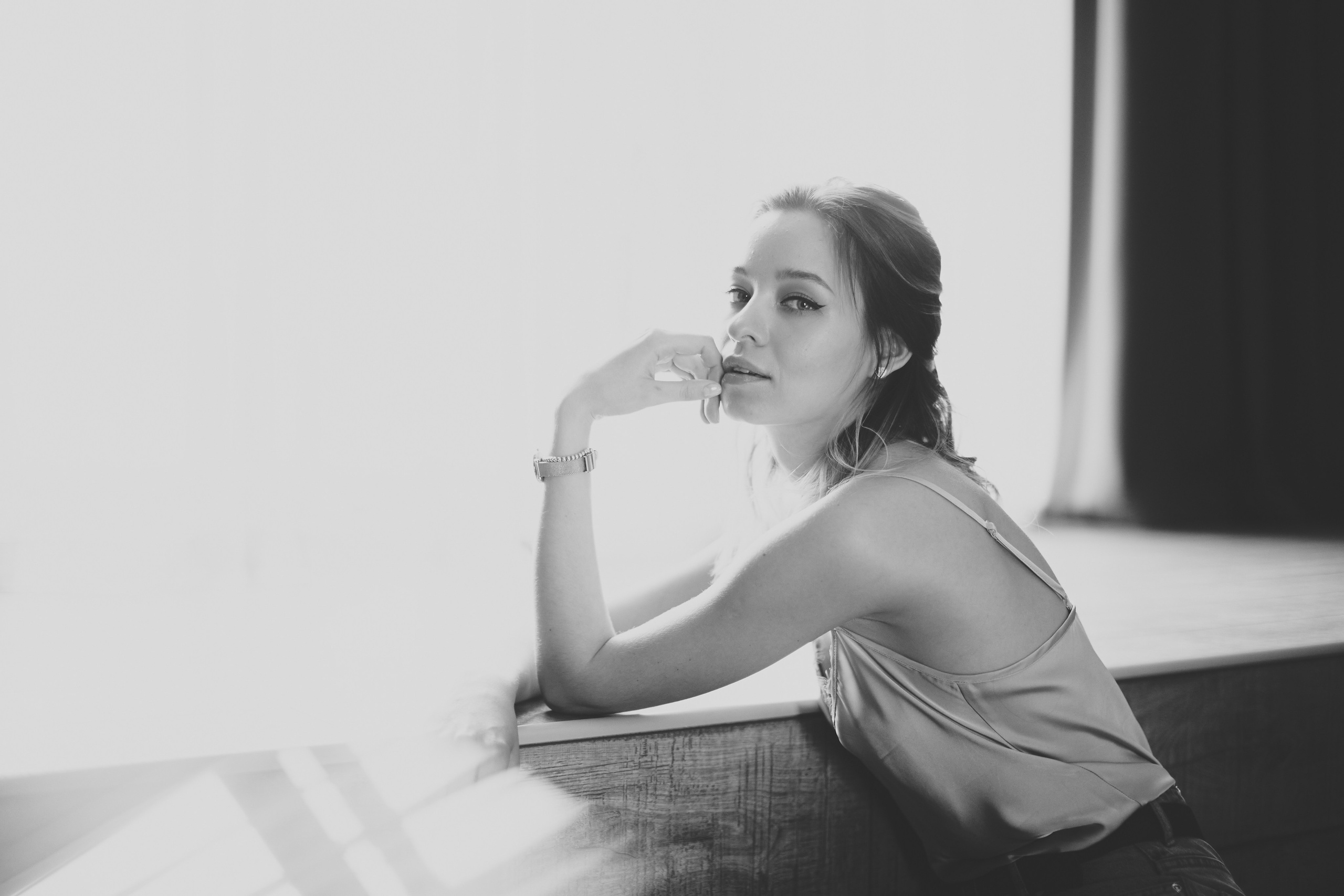 Черно-белая фотосессия в интерьерной студии для Алины. Репортажный и женский фотограф в Новосибирске