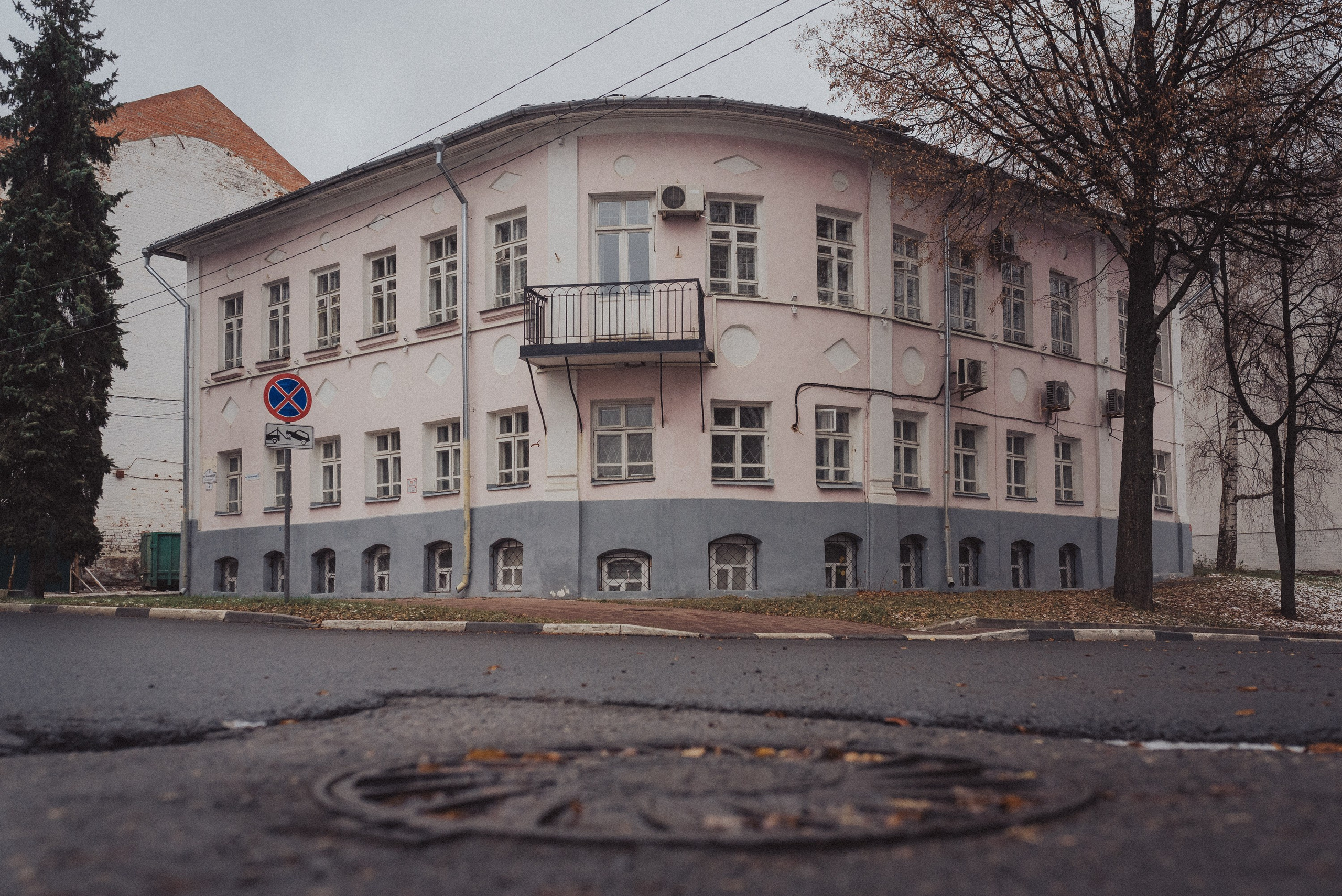 Проект #улицыгорода. Ярославль, площадь Челюскинцев. Документальный фотограф Илья Тихановский