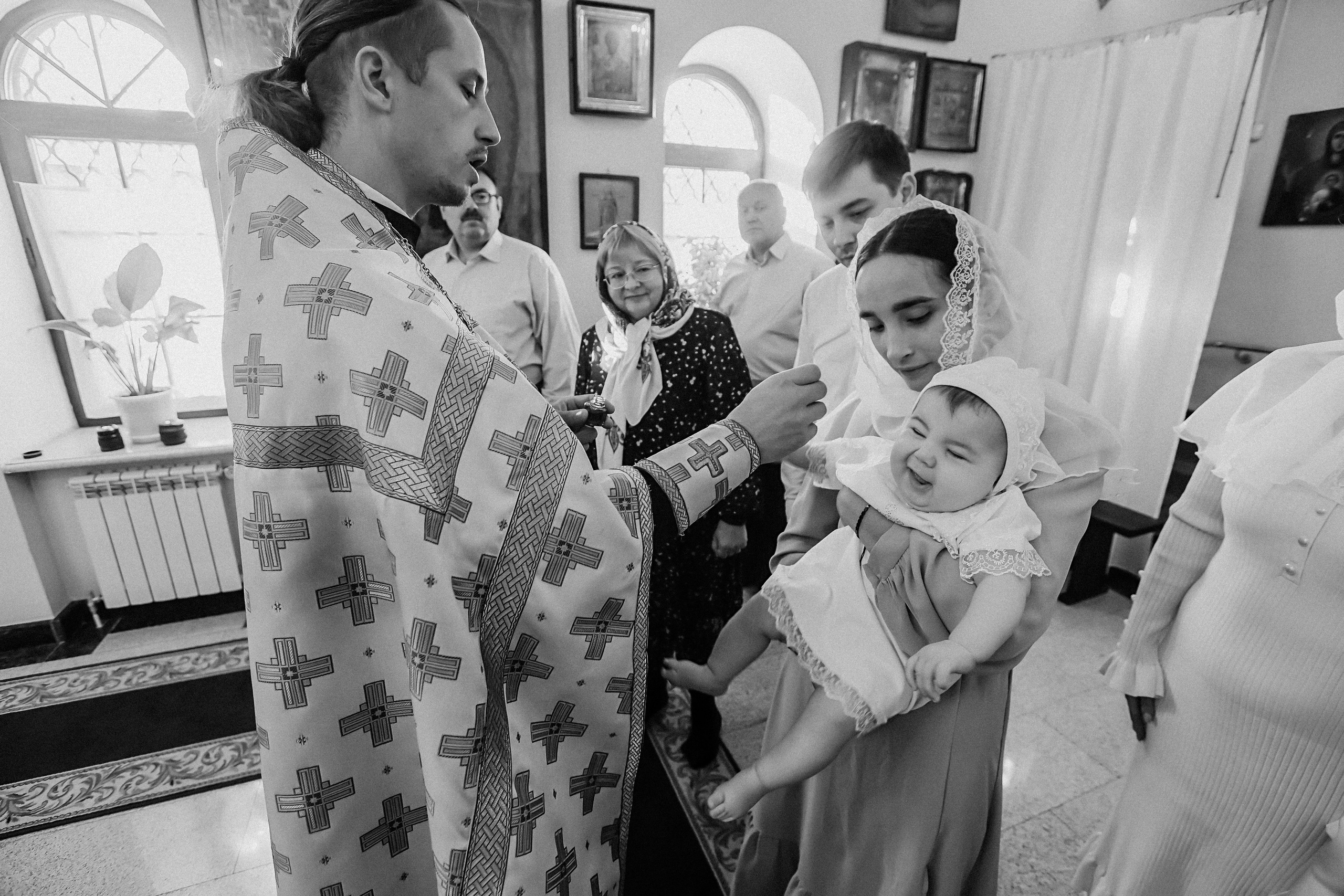 Крещение круглая церковь. Семейный фотограф Тюмень, фотограф на роды Салмина Мария