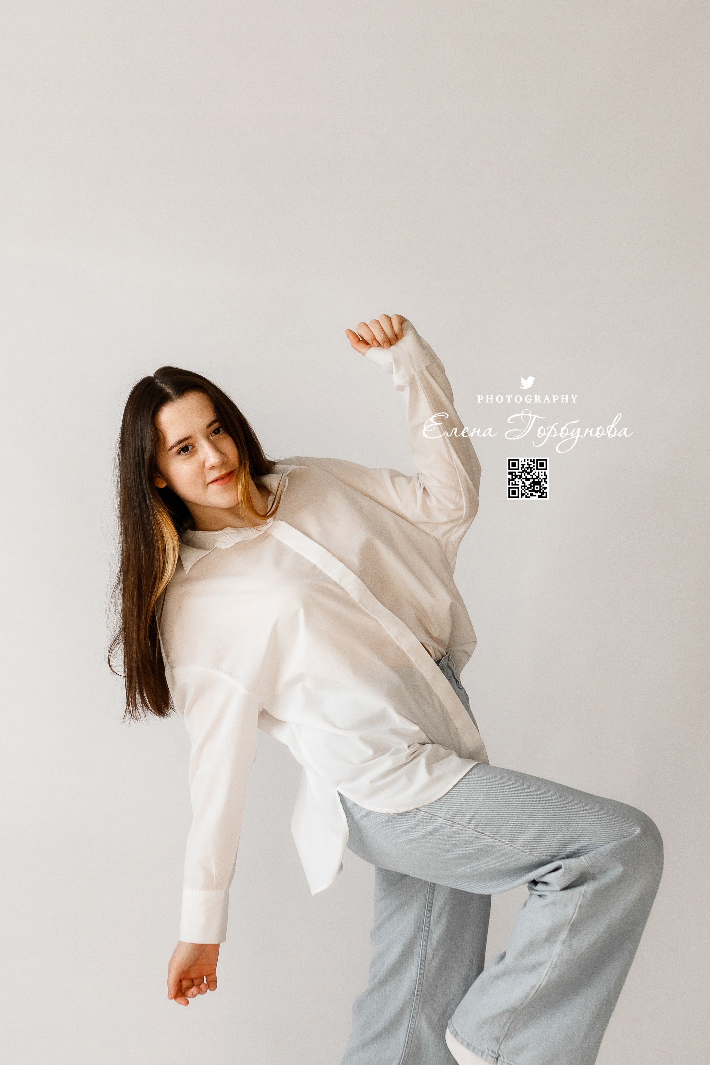 индивидуальная фотосессия в Перми. Девушка в студии на белом фоне в джинсах и рубашке. Лайфстайл.