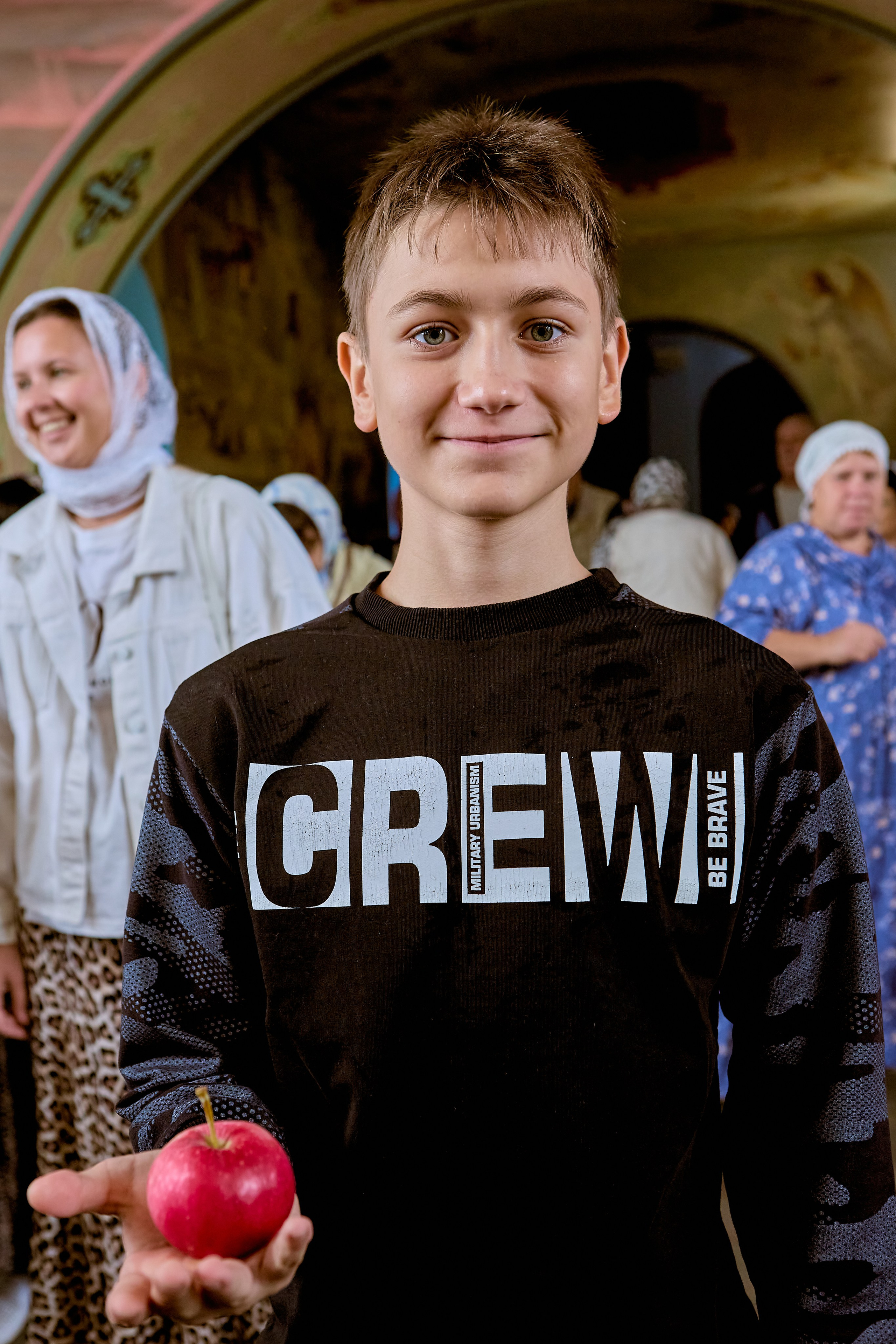 Детский портрет в храме Преподобного Серафима Саровского  на праздник Преображение Господа Бога и Спаса нашего Иисуса Христа фото православного портретного и детского фотографа Николая Голованова