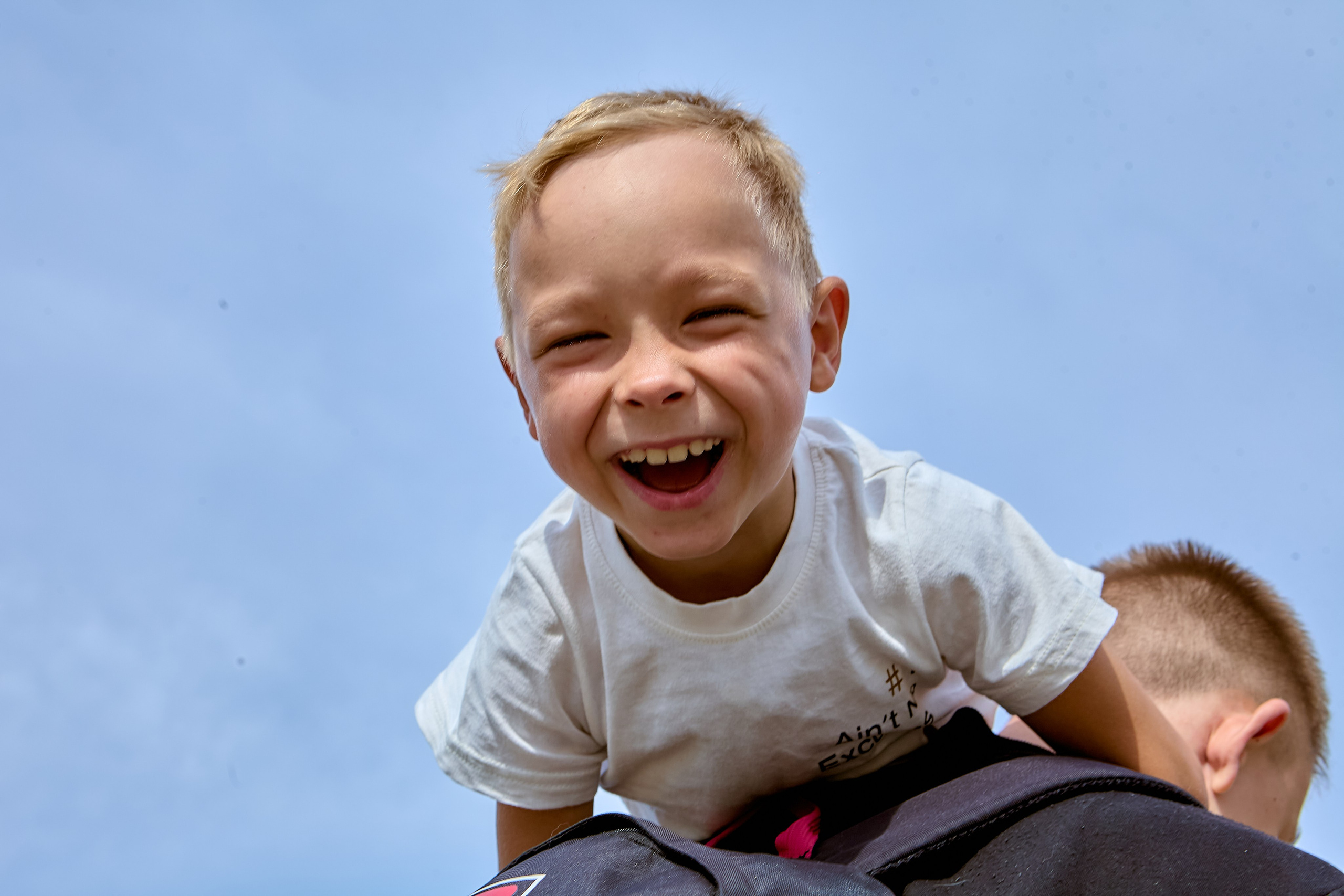 Семейная прогулка летом на озере