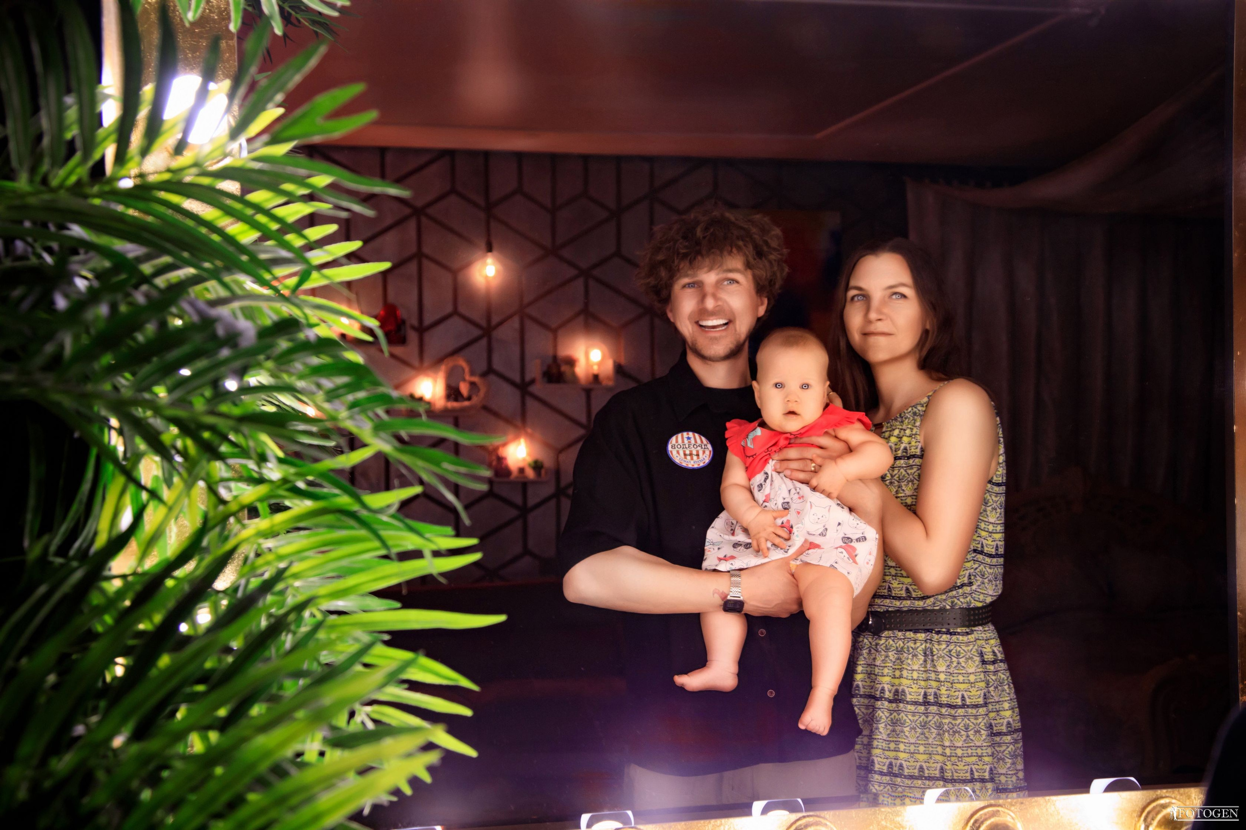 Семейная фотосессия: мама, папа и малыш | Портфолио Fotogen. Интерьерная фотостудия FOTOGEN г. Краснодар