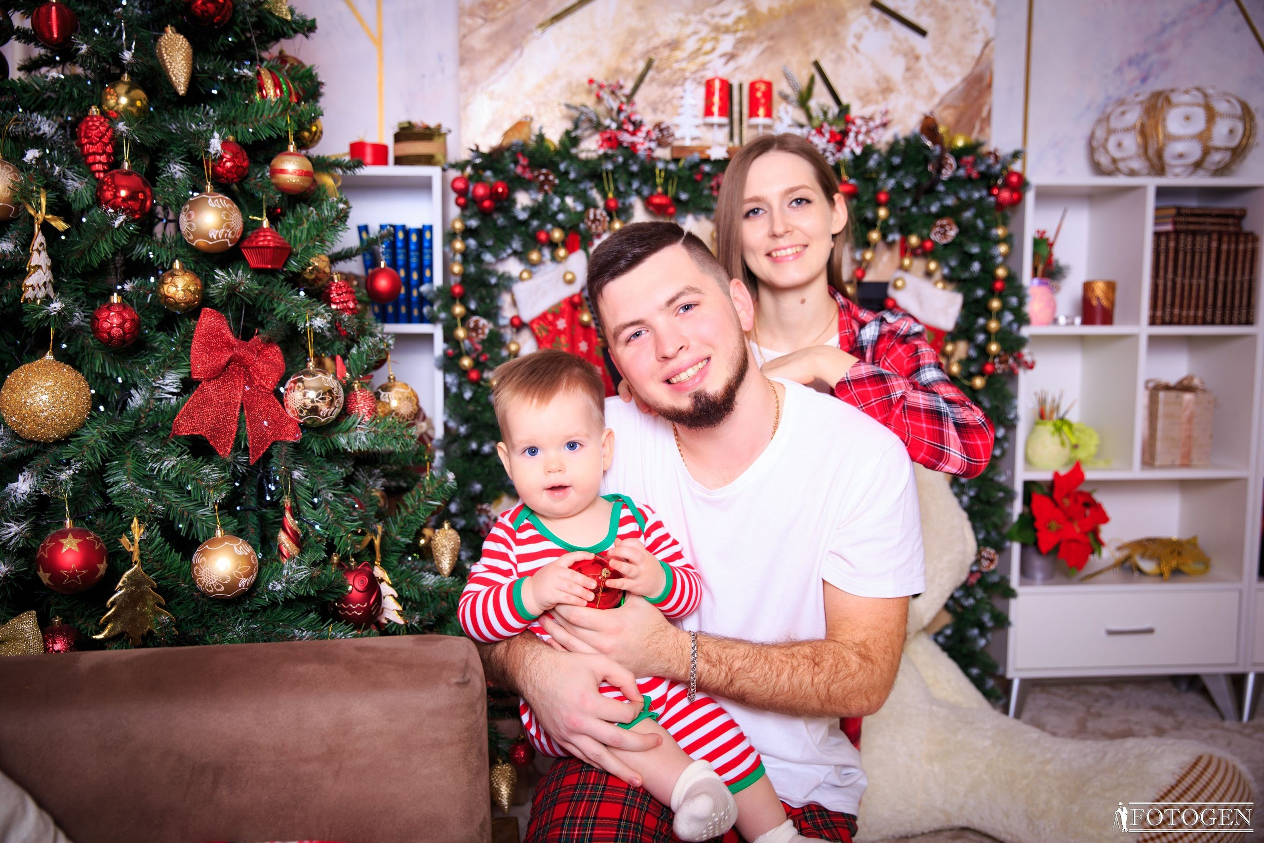 Семейная фотосессия: мама, папа и малыш | Портфолио Fotogen. Интерьерная фотостудия FOTOGEN г. Краснодар