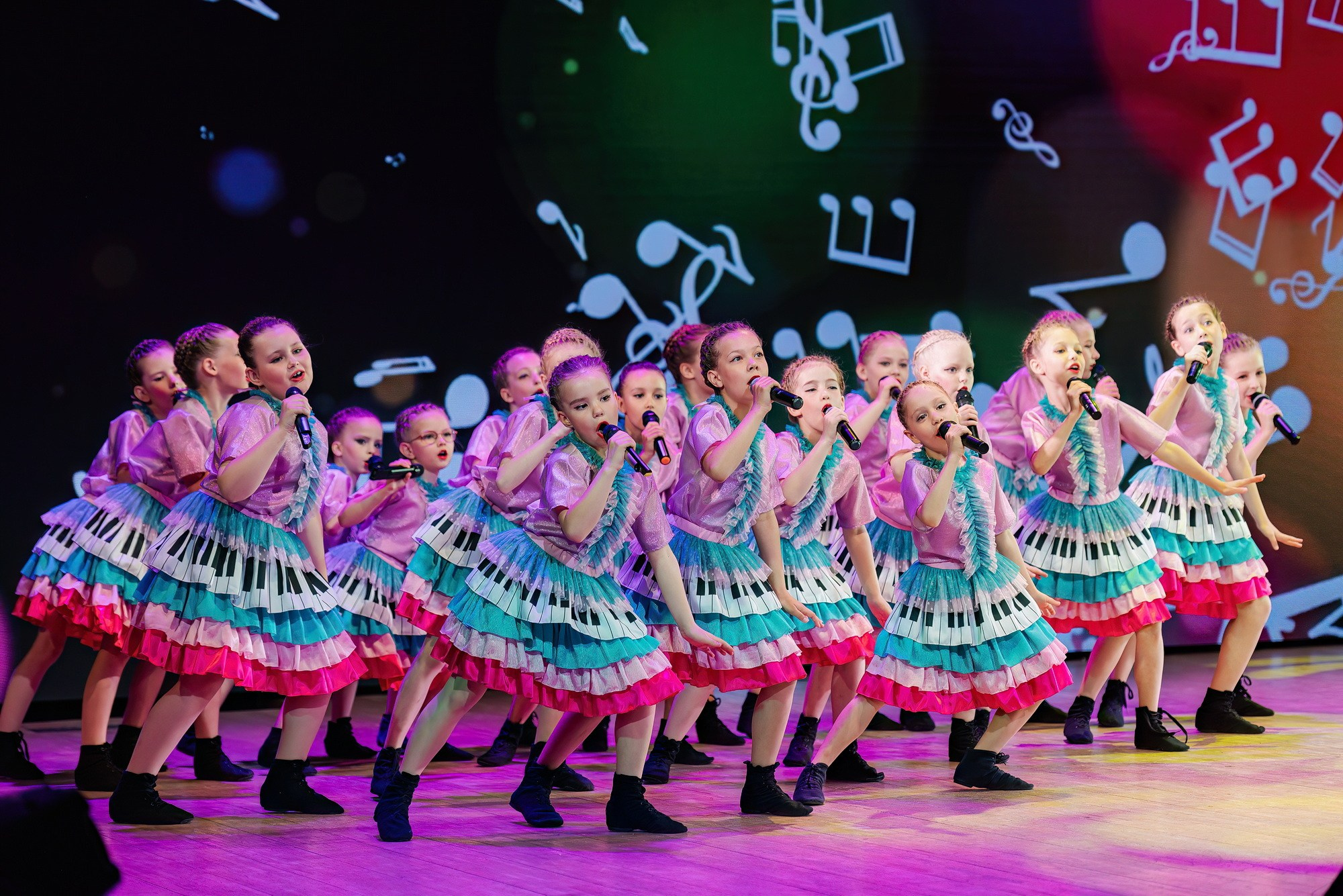 Отчетный концерт Образцового коллектива Алтая театра эстрадной песни «Созвездие». Свадебный и репортажный фотограф Никита Сницарев в Барнауле