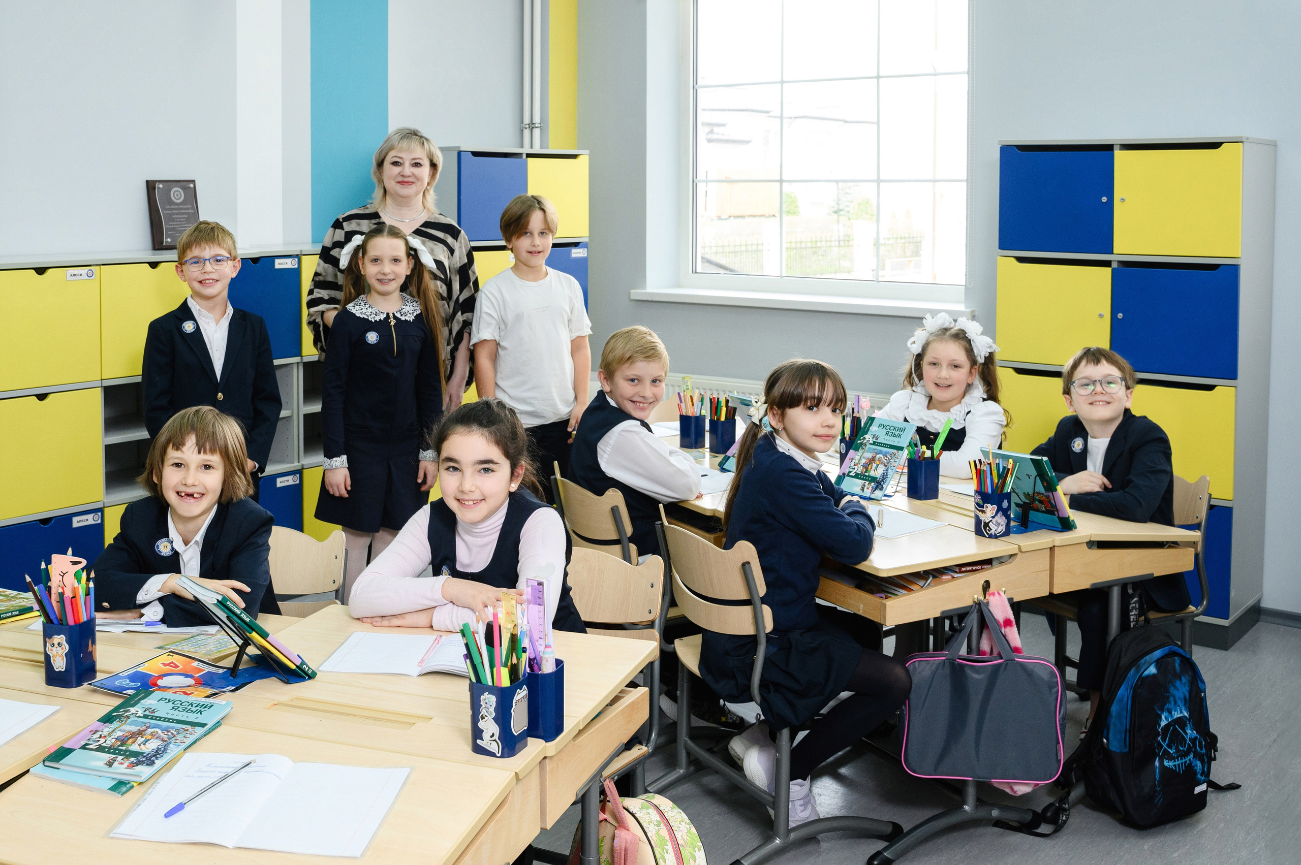 Групповое фото учеников начальной школы в интерьере класса