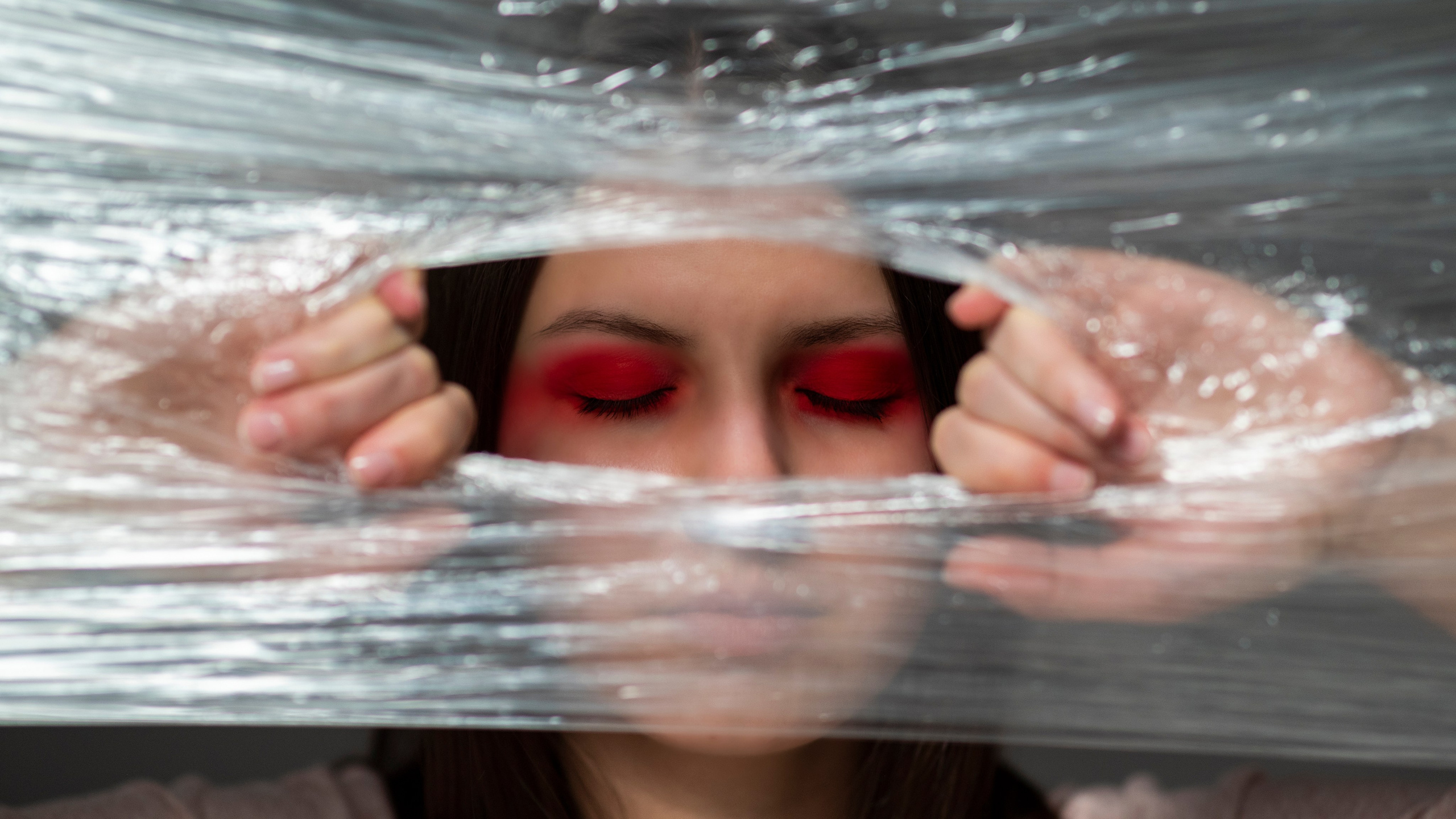 Фотопроект самоизоляция, сомнамбула, сновидческие видения, философия, одиночество, арт-фотография. девушка рвёт пищевую плёнку