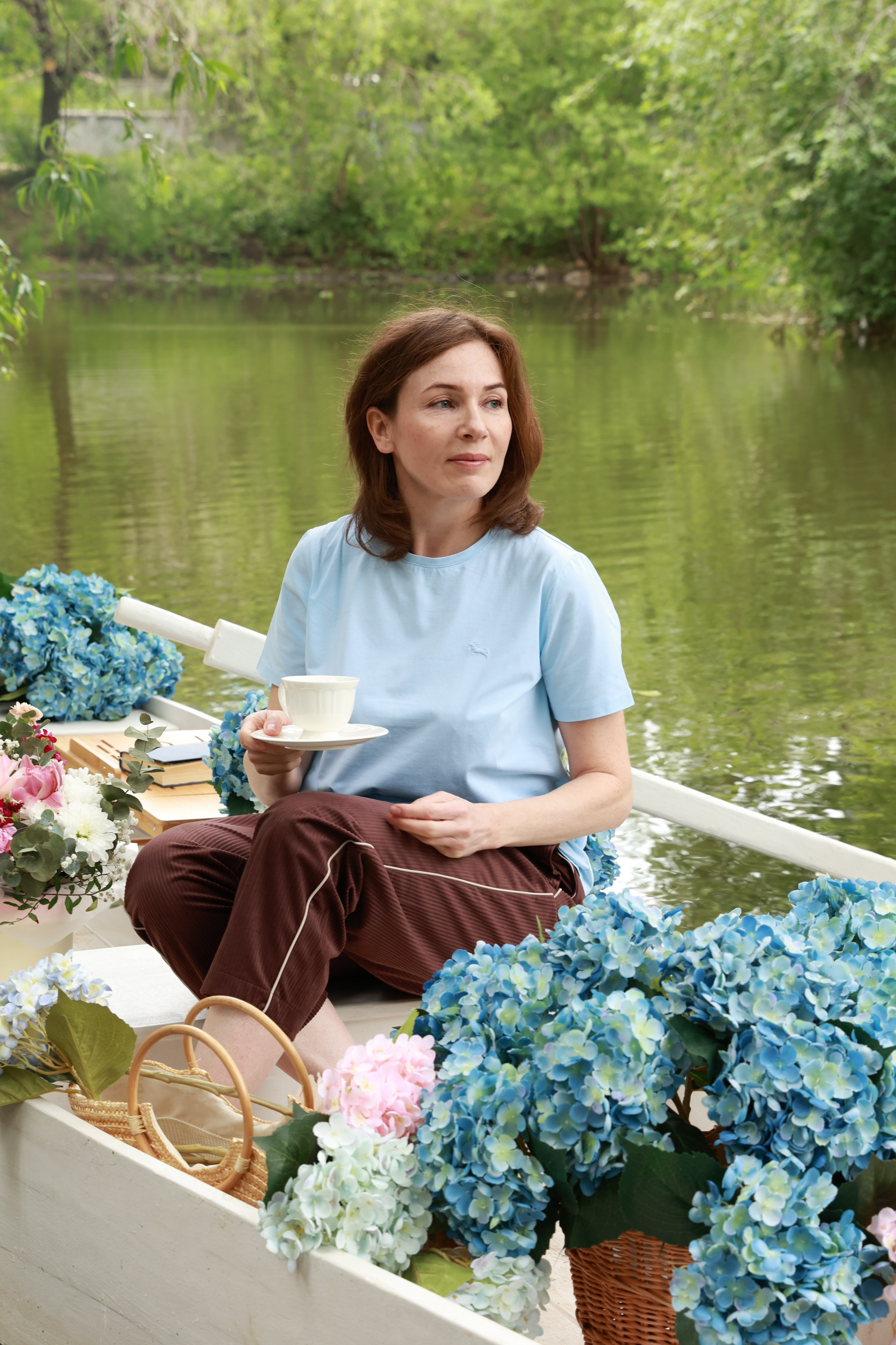 Фотосессия в лодке, лодка, озеро, платье, книга, шляпа, зонт, перчатки, весла, лето. Свадебный, семейный, женский и детский фотограф из Екатеринбурга