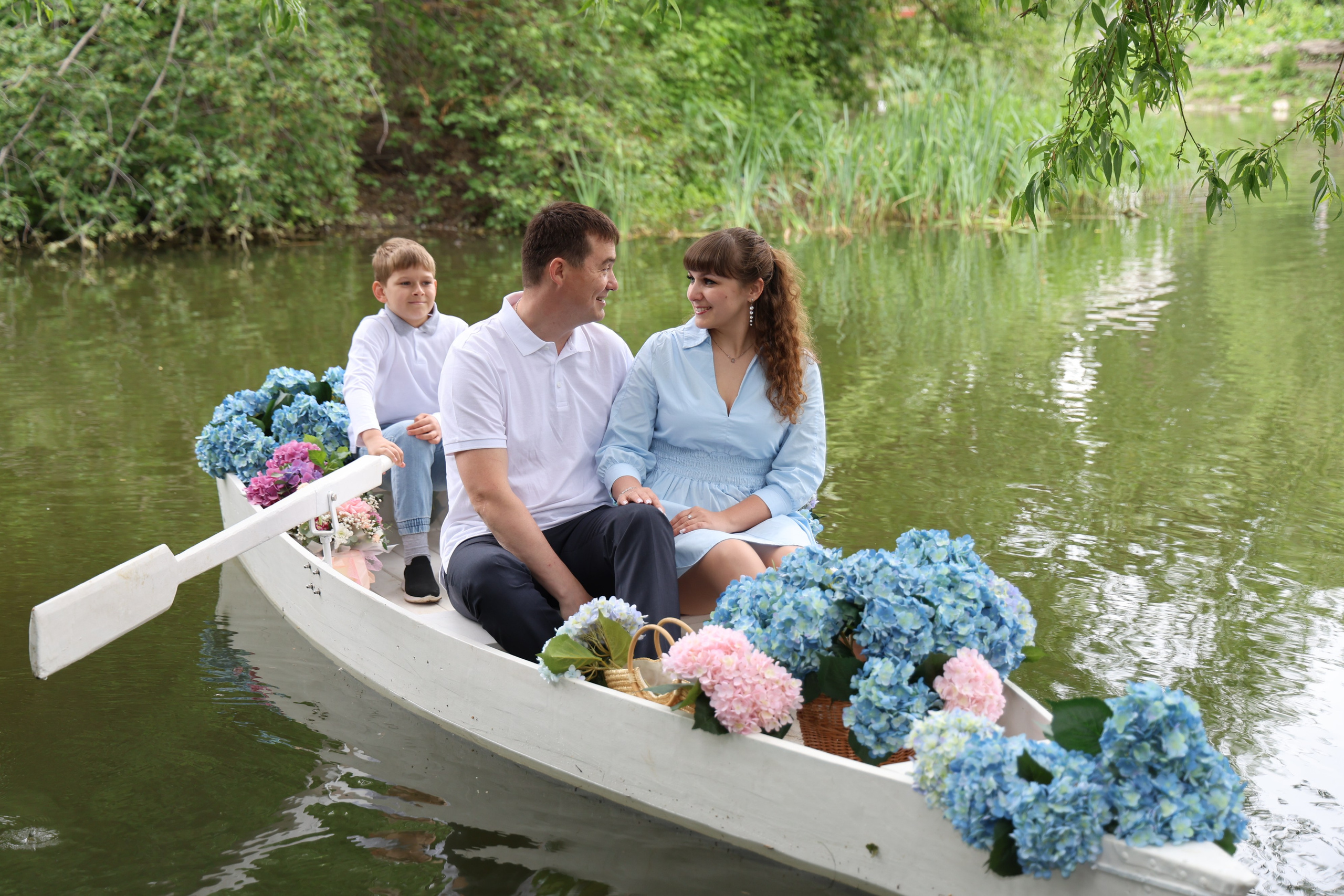 Фотосессия в лодке, лодка, озеро, платье, книга, шляпа, зонт, перчатки, весла, лето. Свадебный, семейный, женский и детский фотограф из Екатеринбурга