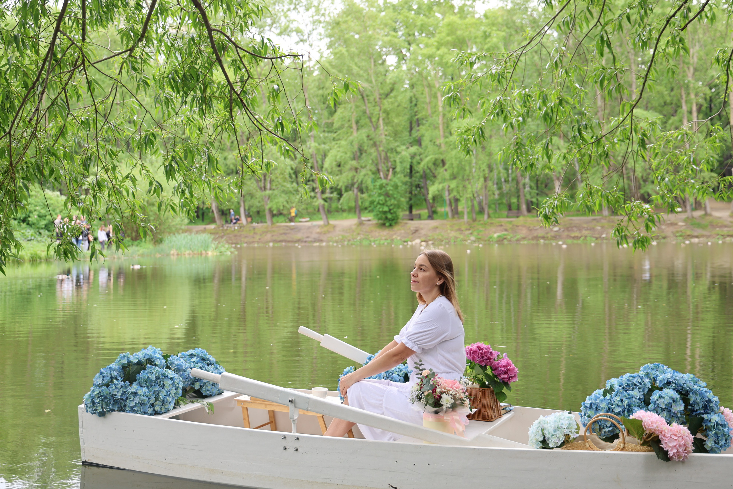 Фотосессия в лодке, лодка, озеро, платье, книга, шляпа, зонт, перчатки, весла, лето. Свадебный, семейный, женский и детский фотограф из Екатеринбурга