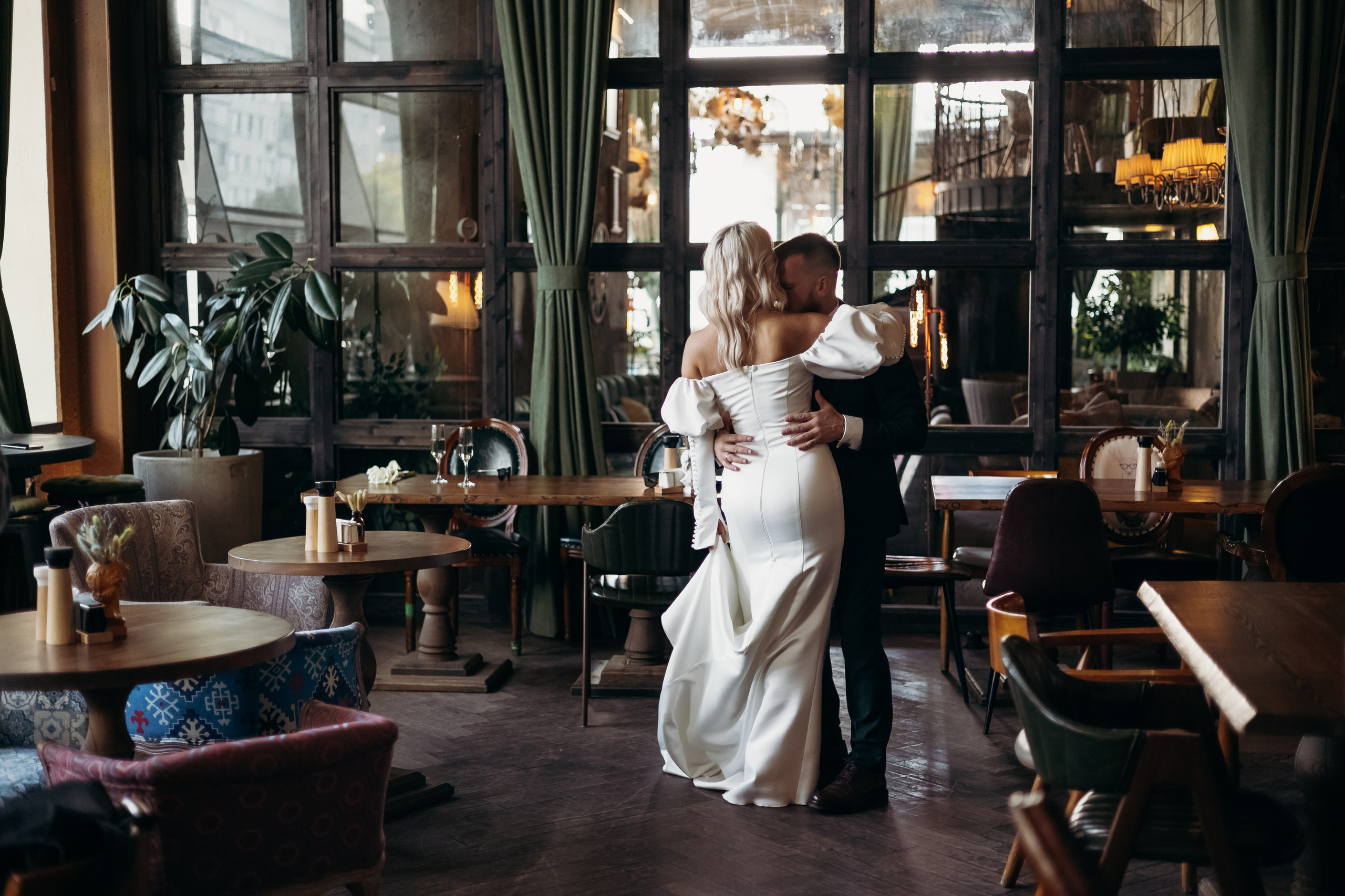 Александр и Елена (сборы, ресторан). Фотограф свадебный семейный в Красноярске Шукшина Наталья