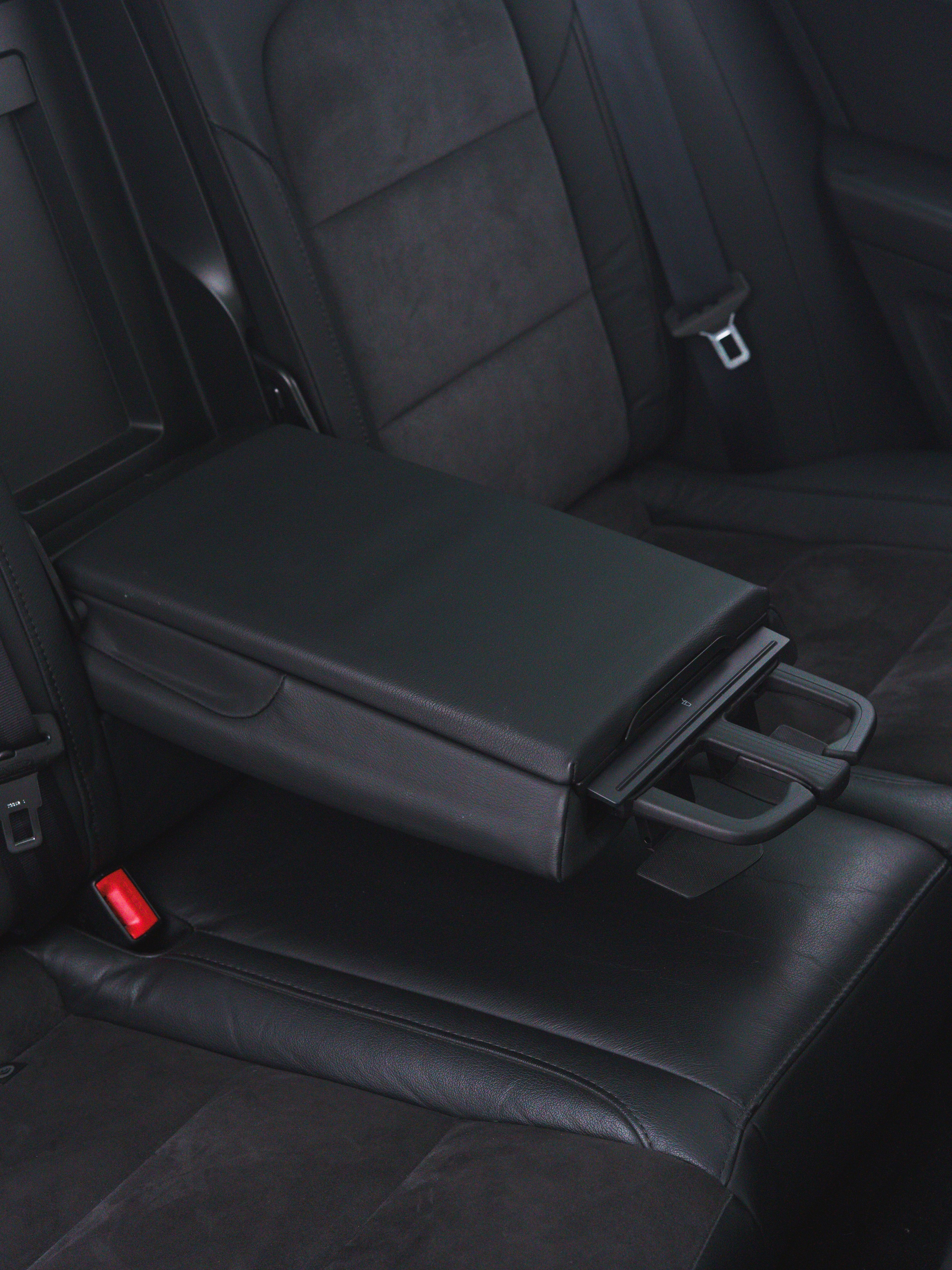 Удобный подклокотник пассажирам