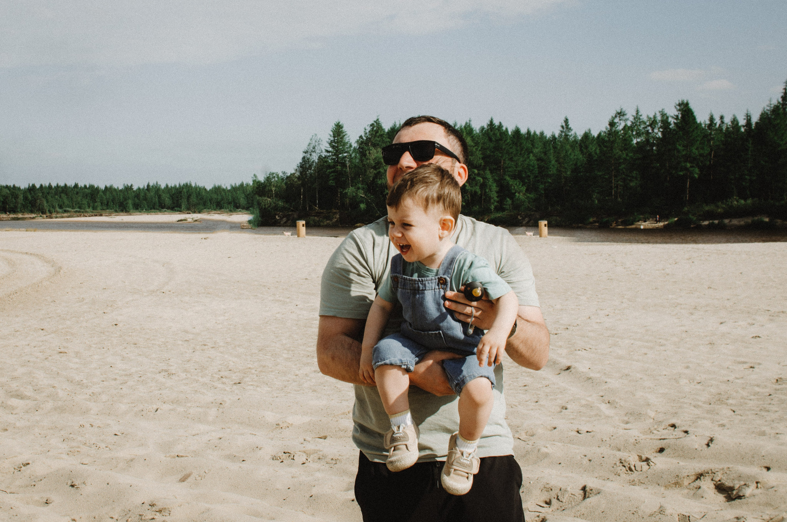 Адам с папой на пляже
