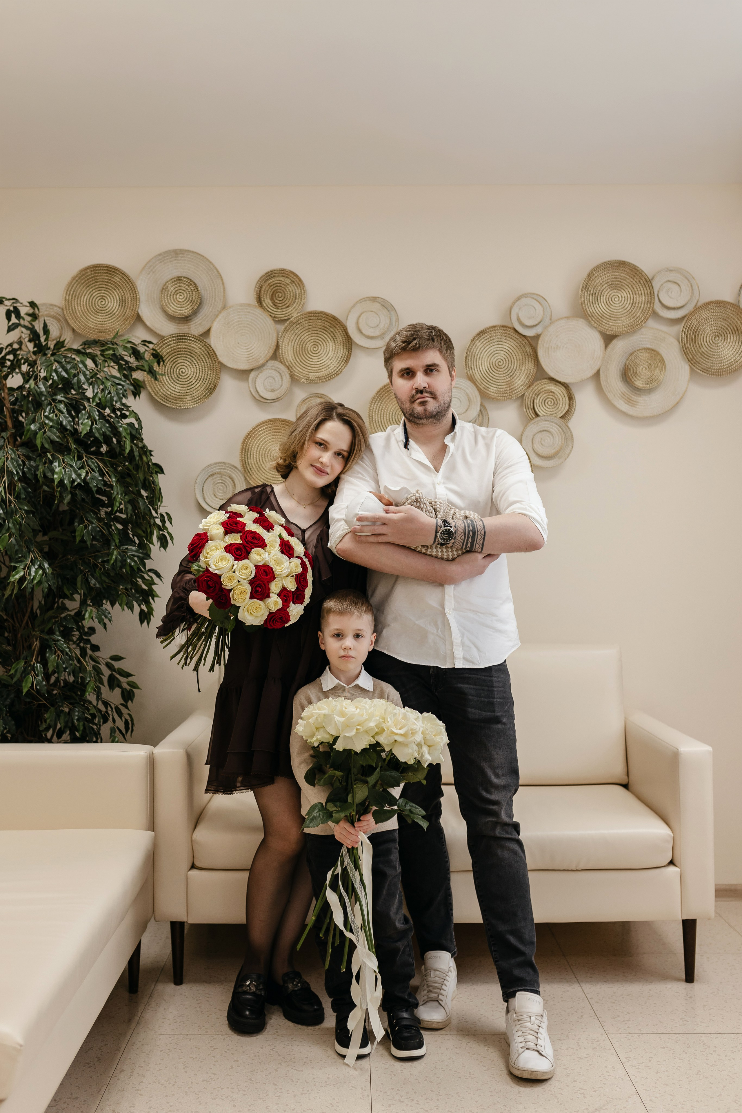 Фотограф на выписку из роддома в Краснодаре, выписка из Екатерининского роддома, фотограф Яна Морева. Семейный фотограф в Краснодаре Яна Морева