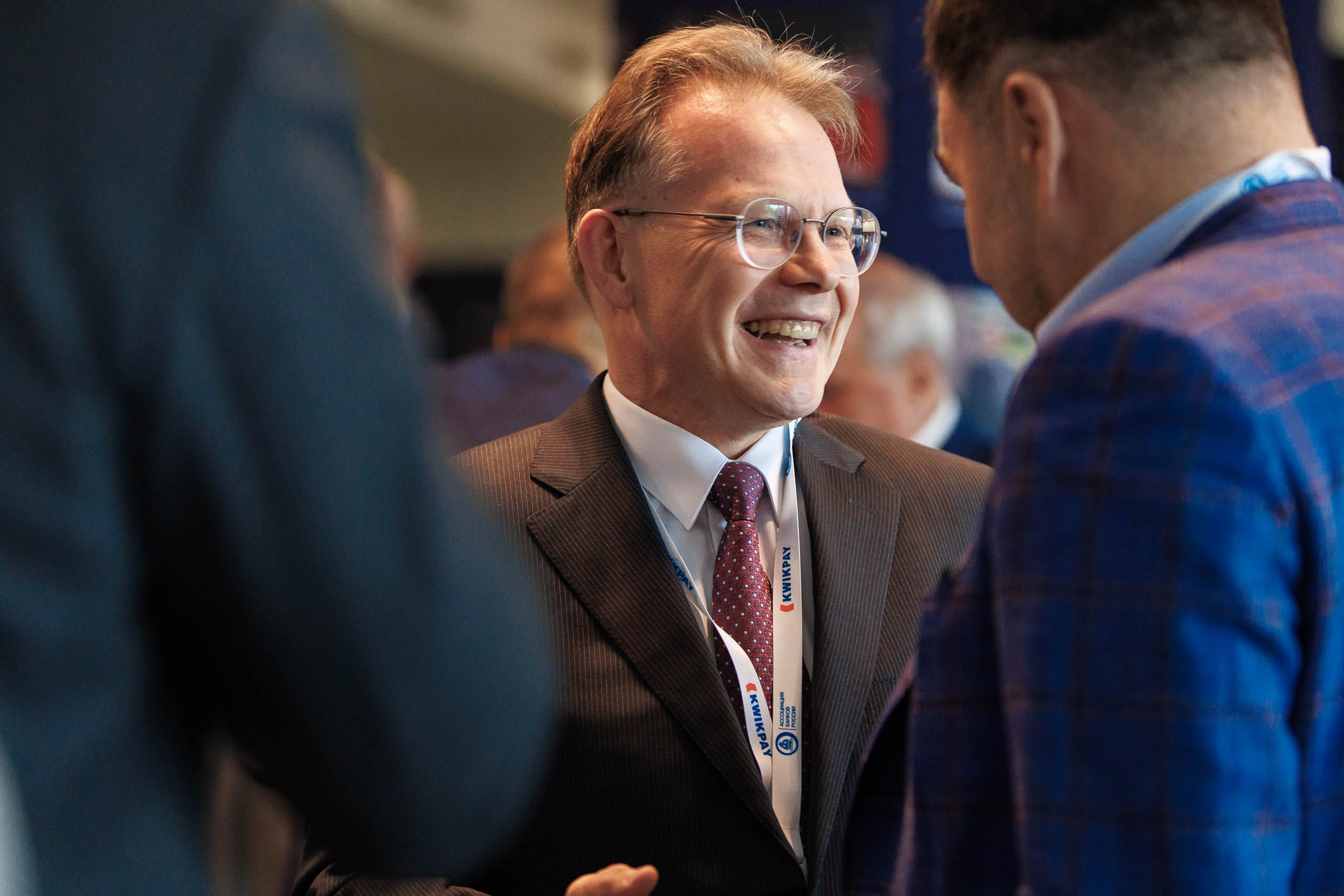 Банкет форума, участники сидят за столом, официальная сервировка