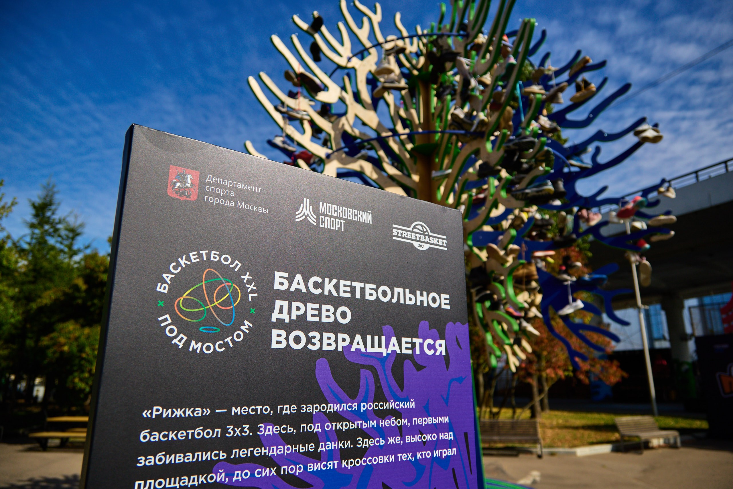 Фотожурналист на представлении архитектурного проекта в Москве