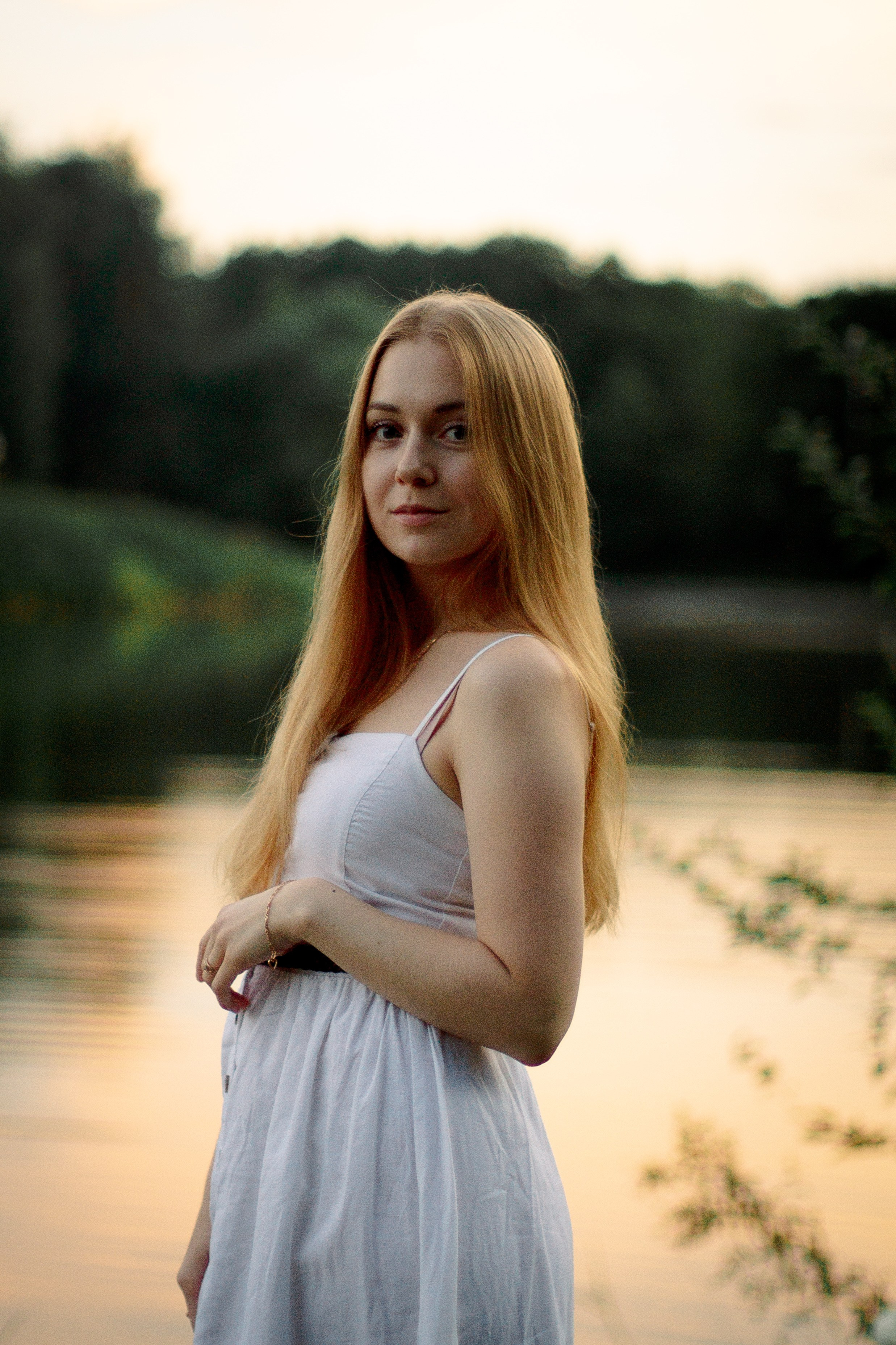 Портрет девушки летом, фотосессия девушки в Суханово, девушка на закате, девушка около реки