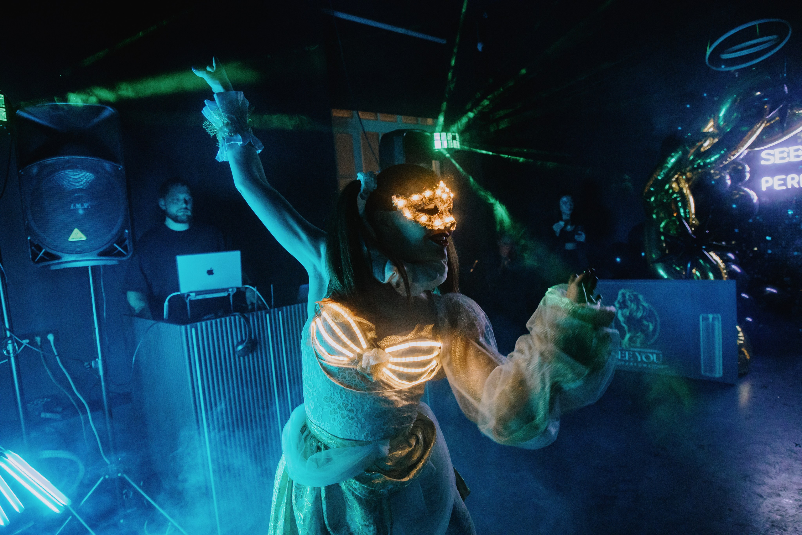 See `You Perfume. Фотограф в Москве и Санкт-Петербурге Дарина