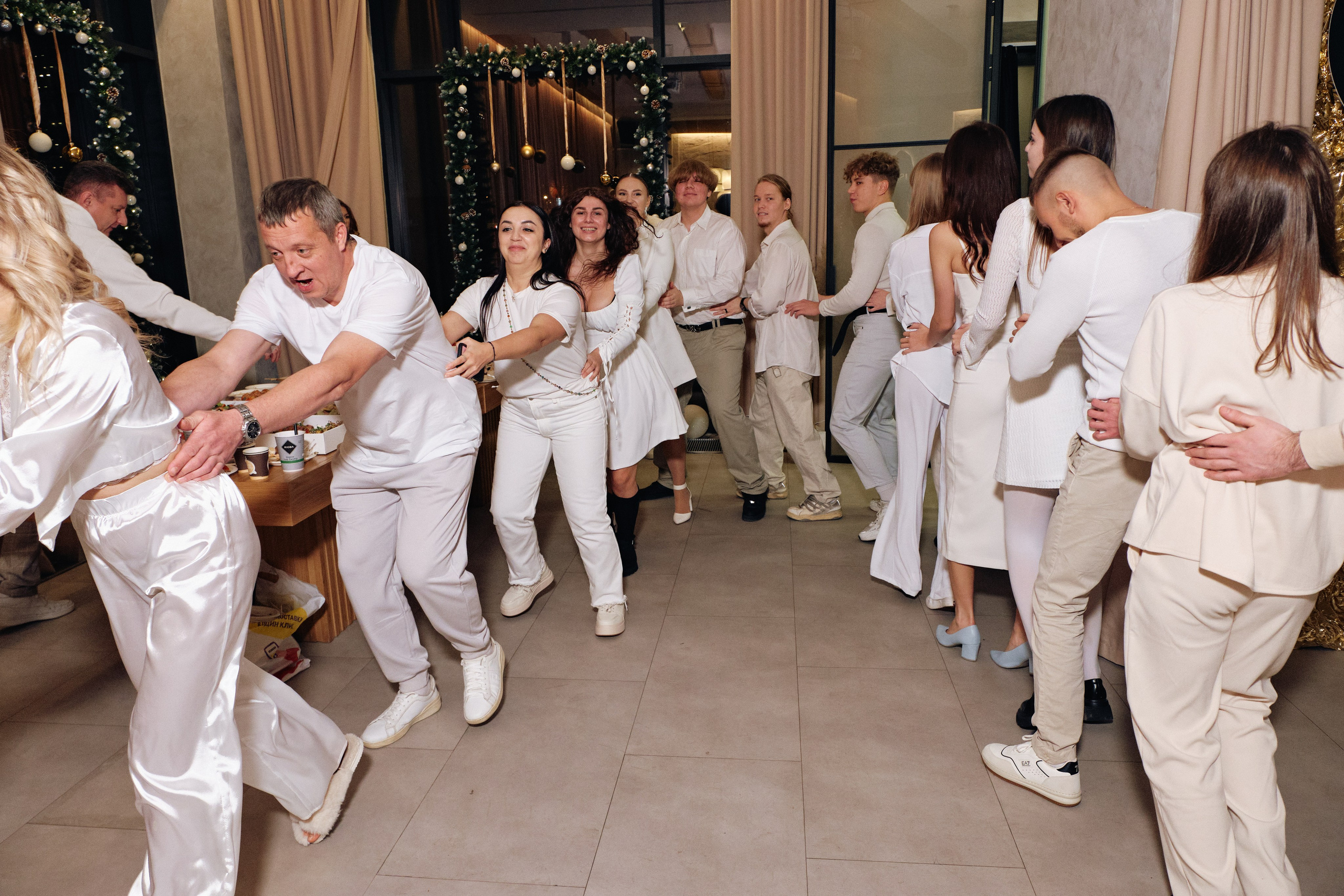 Корпоратив в белом компании Pride group. Семейные и свадебные фотосессии в СПб, в студии, на улице, на природе