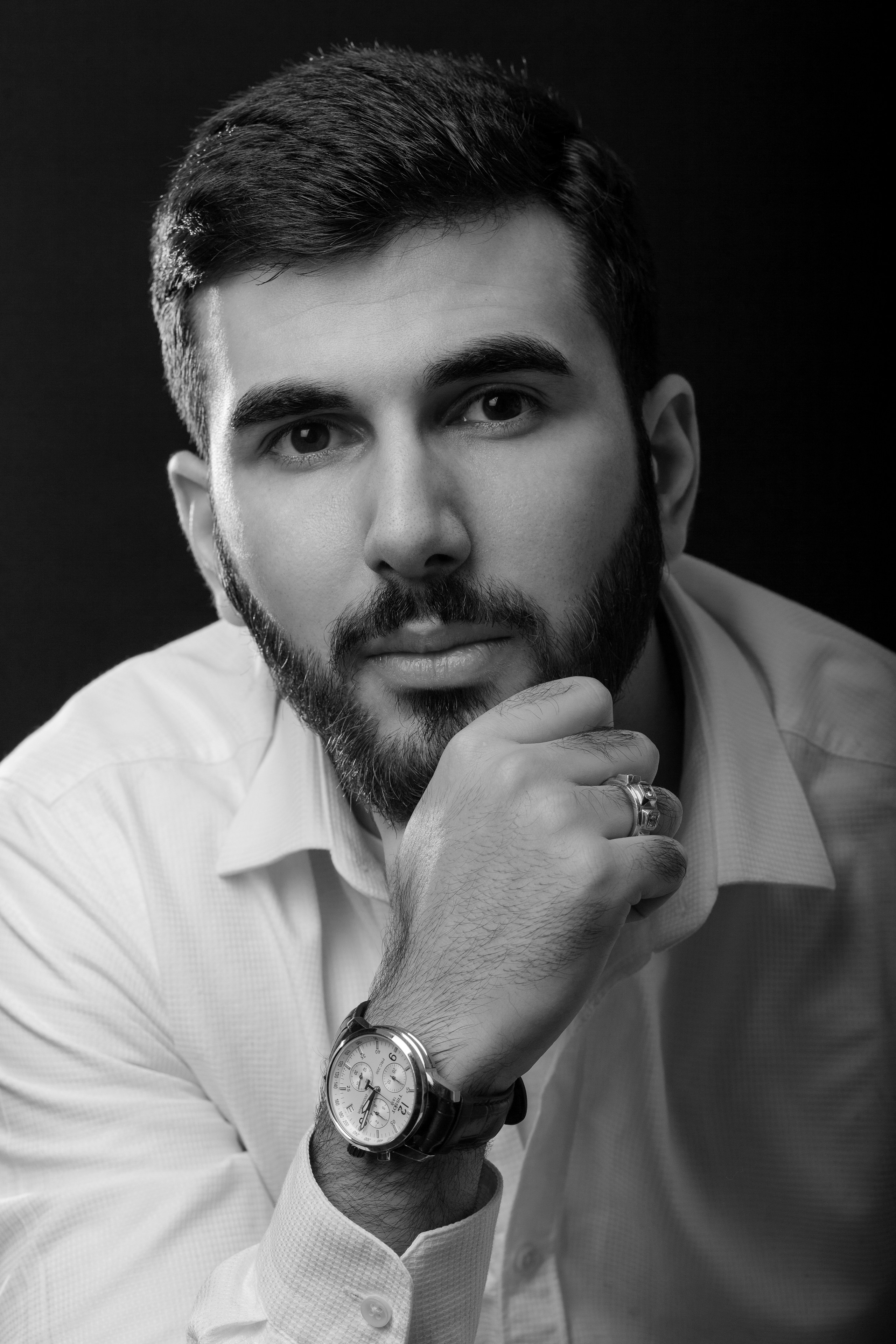 Брутальный мужской портрет в классической мужской позе