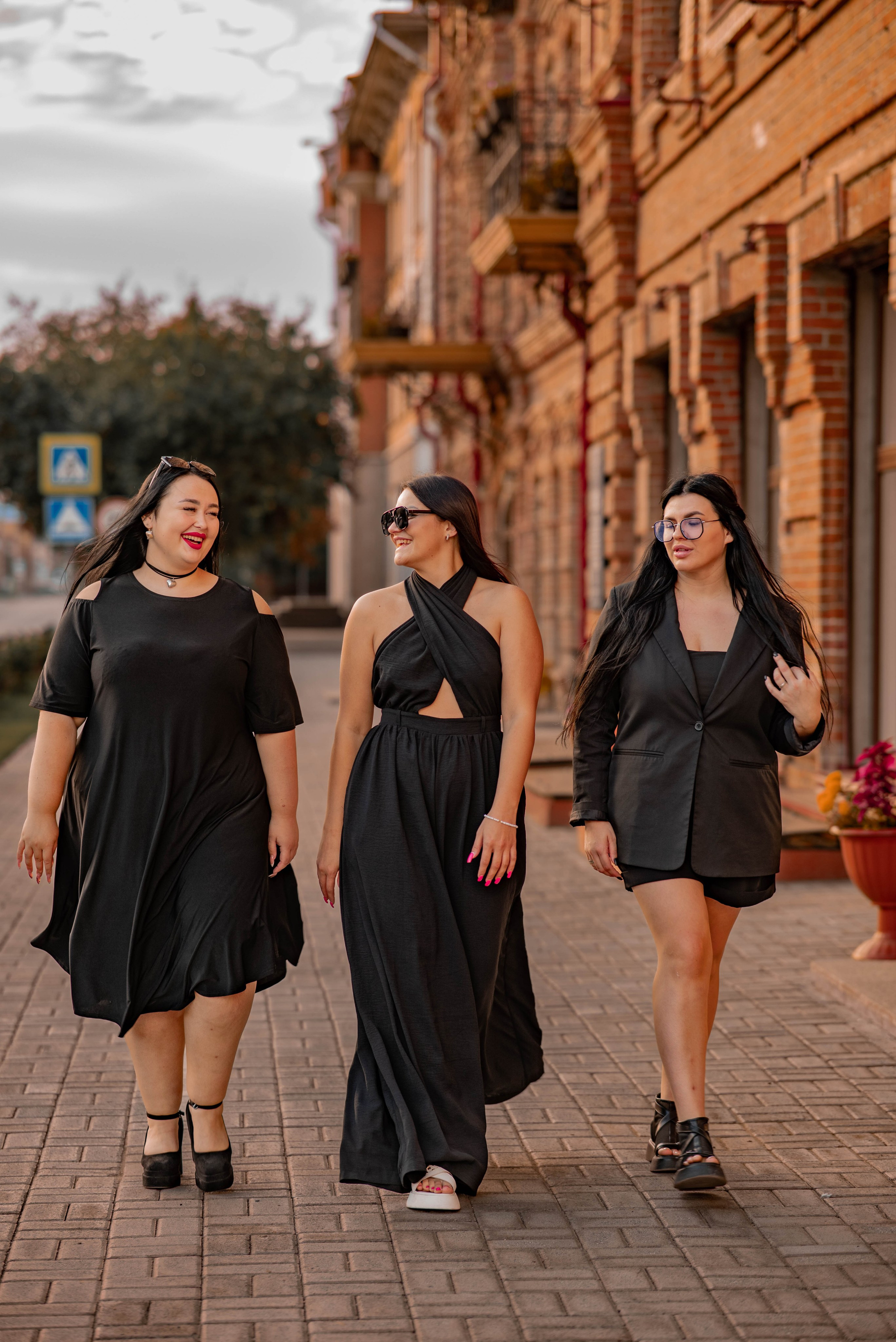 Летняя фотосессия в Минусинске около дома Вильнера: женственность в деталях. Семейный и свадебный фотограф в Абакане Юлия Су