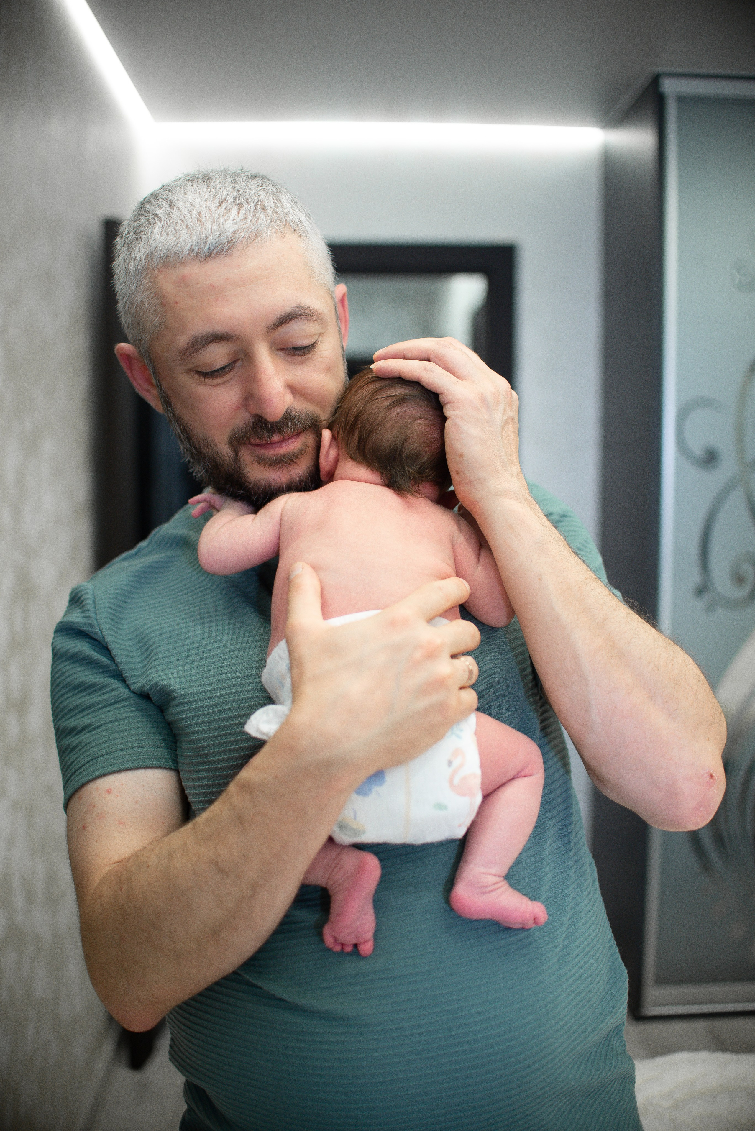 Крошка Манэ дома с родителями. Семейный фотограф на выписку из роддома и крещение Минск Настя Гришук