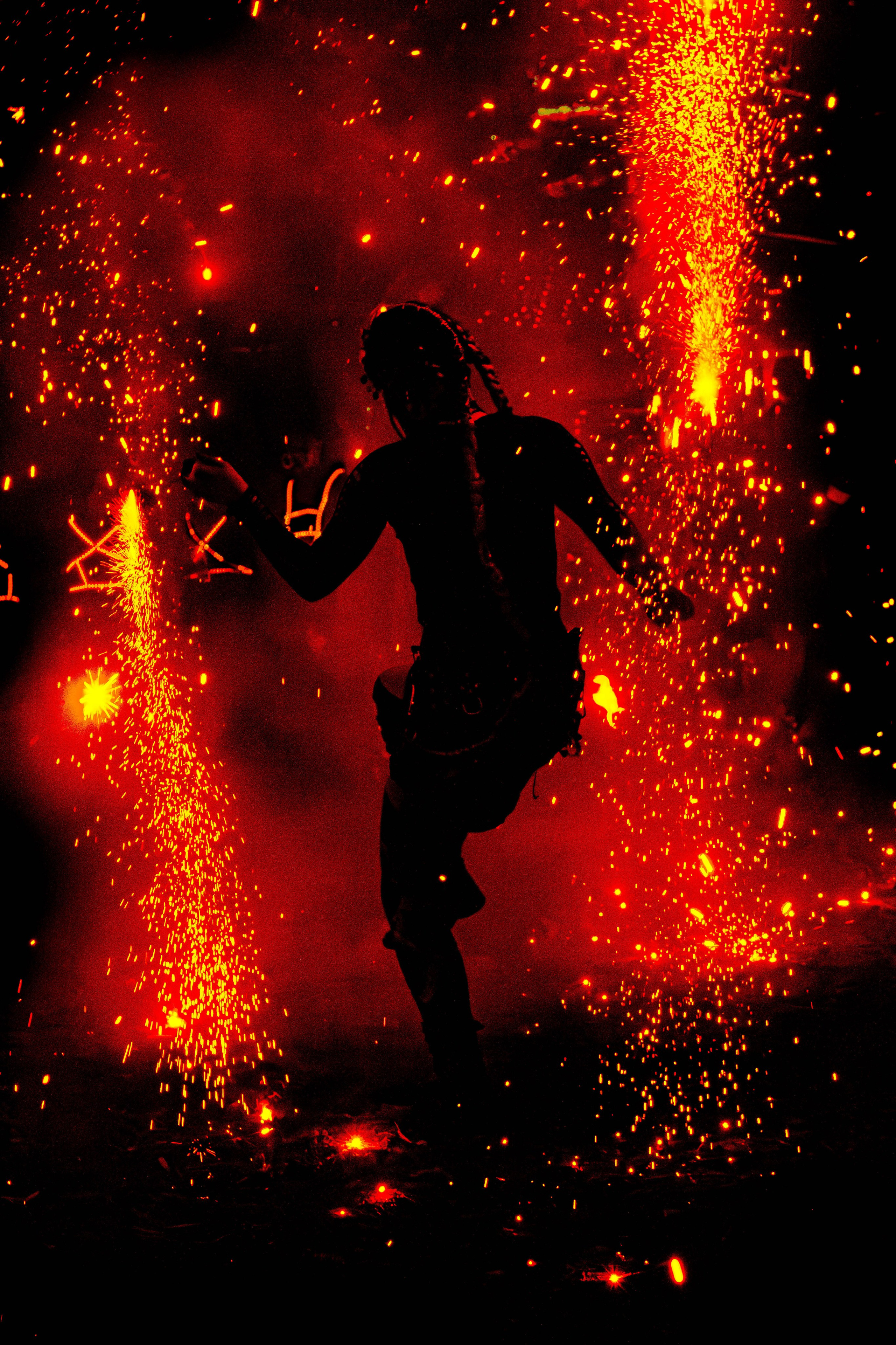 Фаер-шоу на музыкальном фестивале, девушки фаерщицы