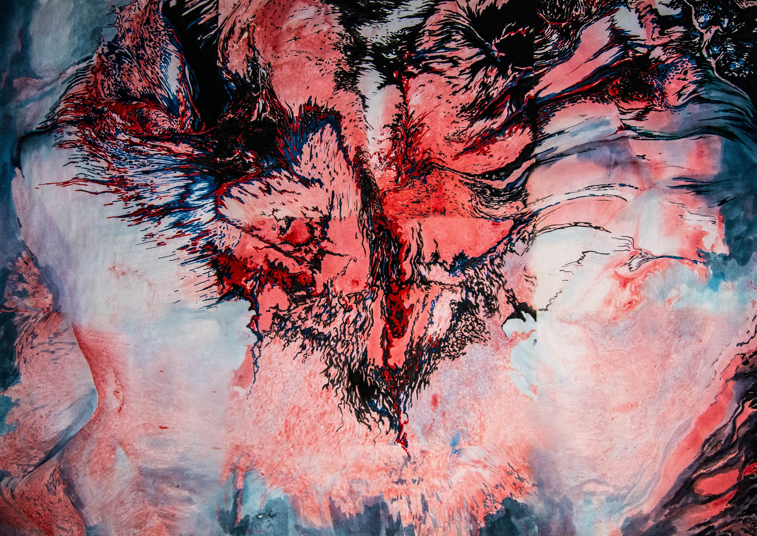 Абстрактное изображение с плавными узорами в оттенках красного, розового, синего и черного. Композиция демонстрирует плавные переходы между цветами, создавая динамический визуальный эффект. Органические формы и текучие текстуры плавно смешиваются, предлагая поразительное и визуально привлекательное отображение цвета и формы.