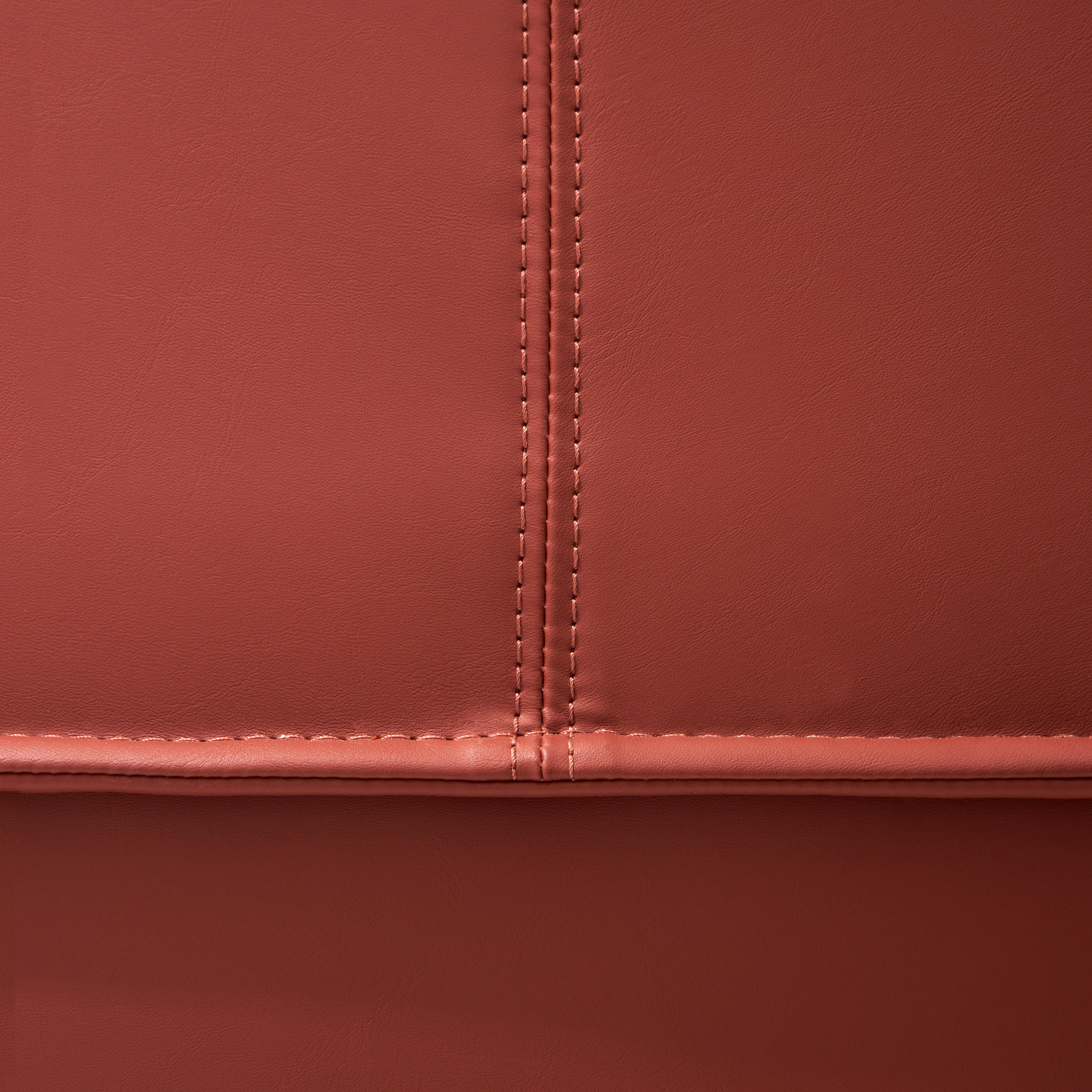 Кожаное кресло красного цвета 