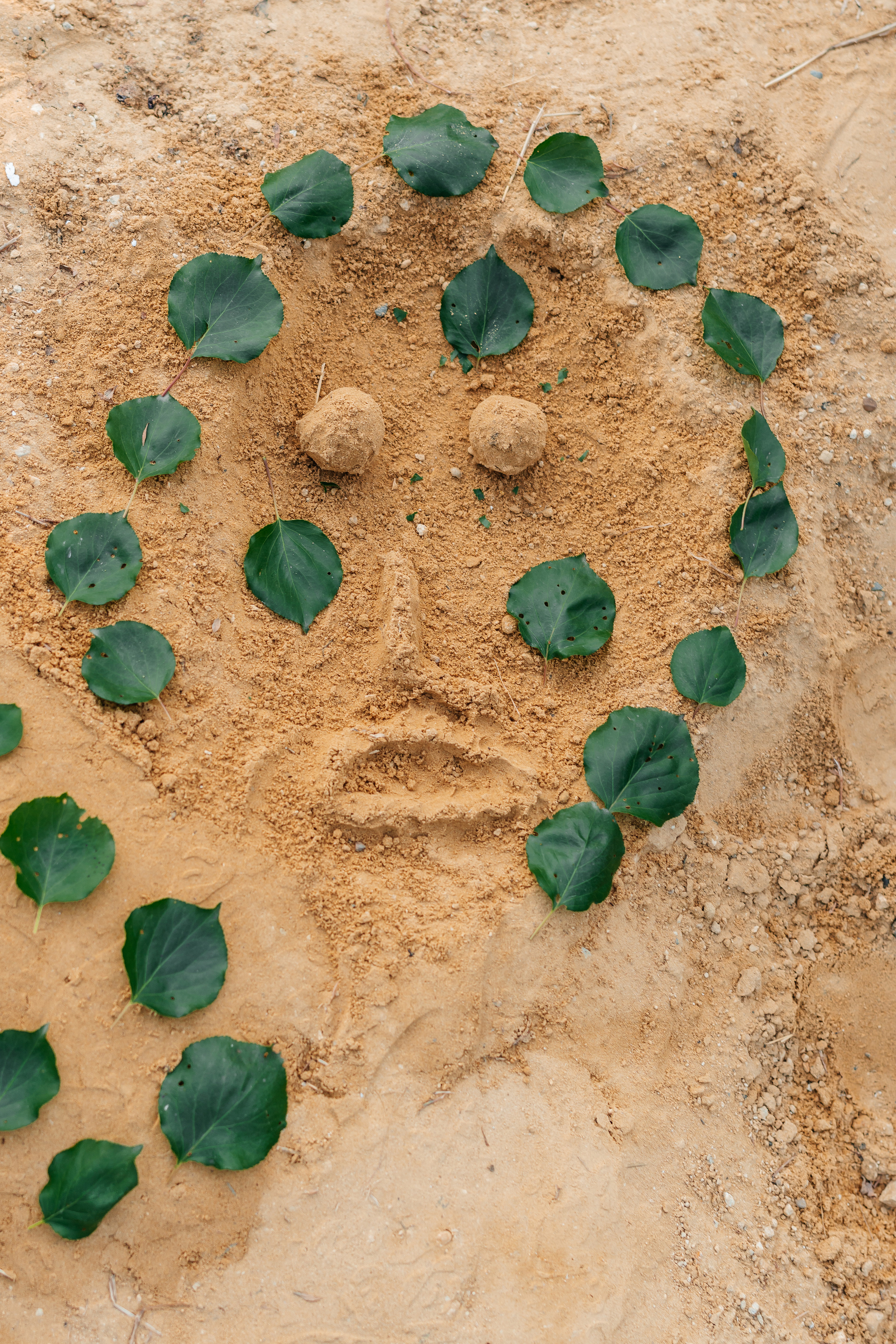 детский рисунок на песке 