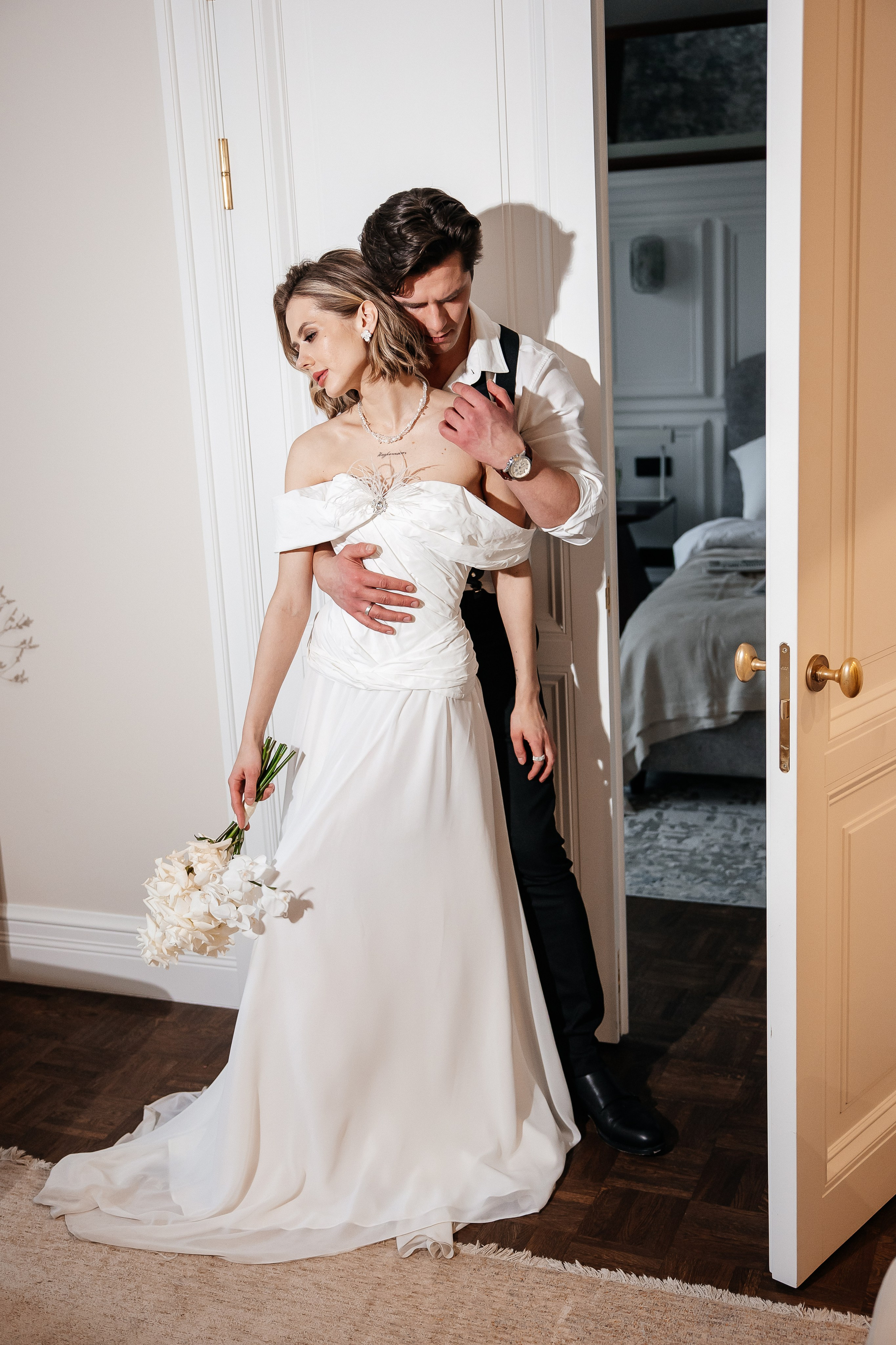 Утро жениха и невесты в отеле. Свадебный и семейный фотограф в Москве Красинская Мария