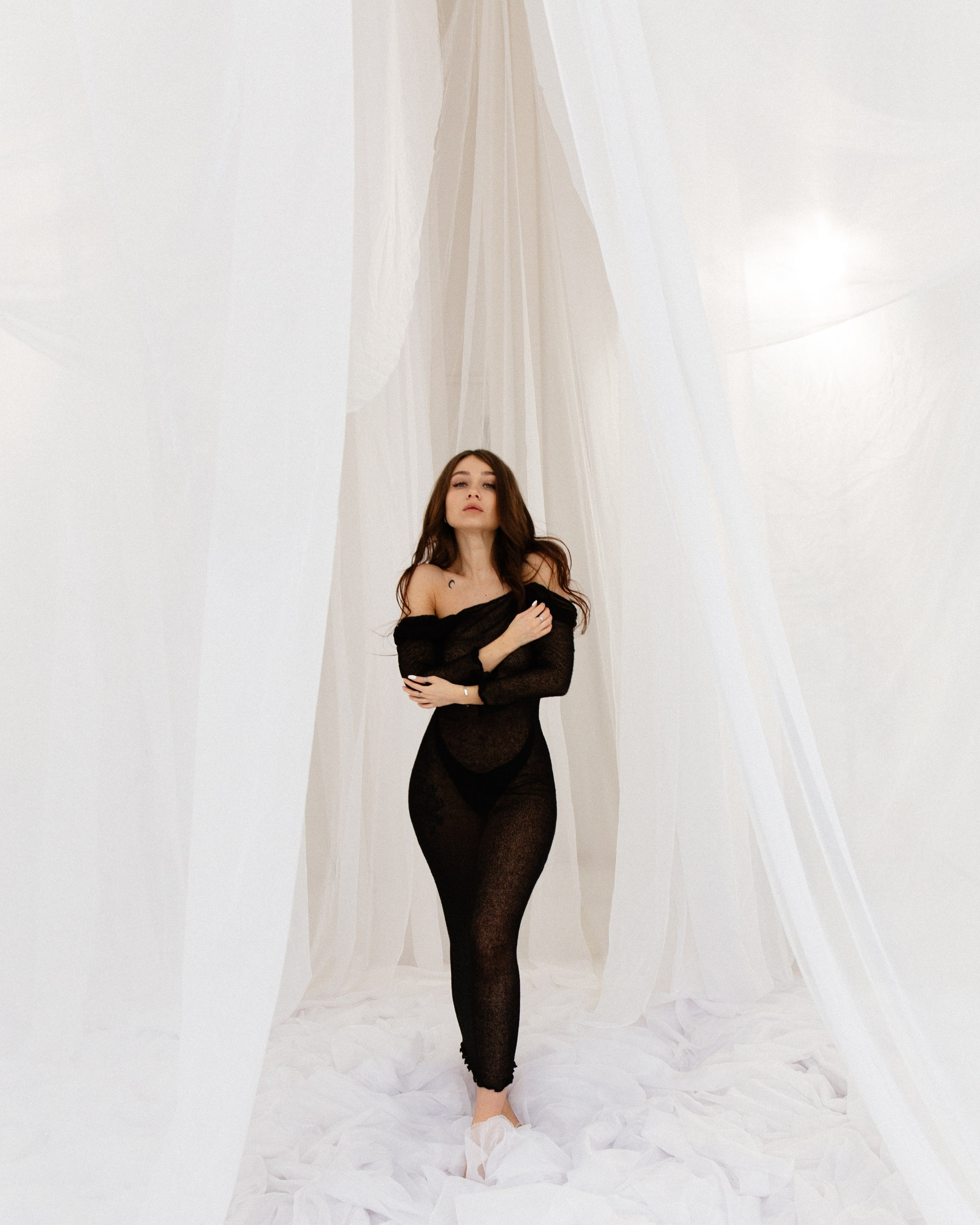 Женский портрет в студии, мягкий свет, естественный макияж, глубокий взгляд, локация с тканями, воздушная светлая локация, фотосессия Новосибирск, женская фотосессия в Новосибирске, женский фотограф, фотосессия в студии, красивая девушка