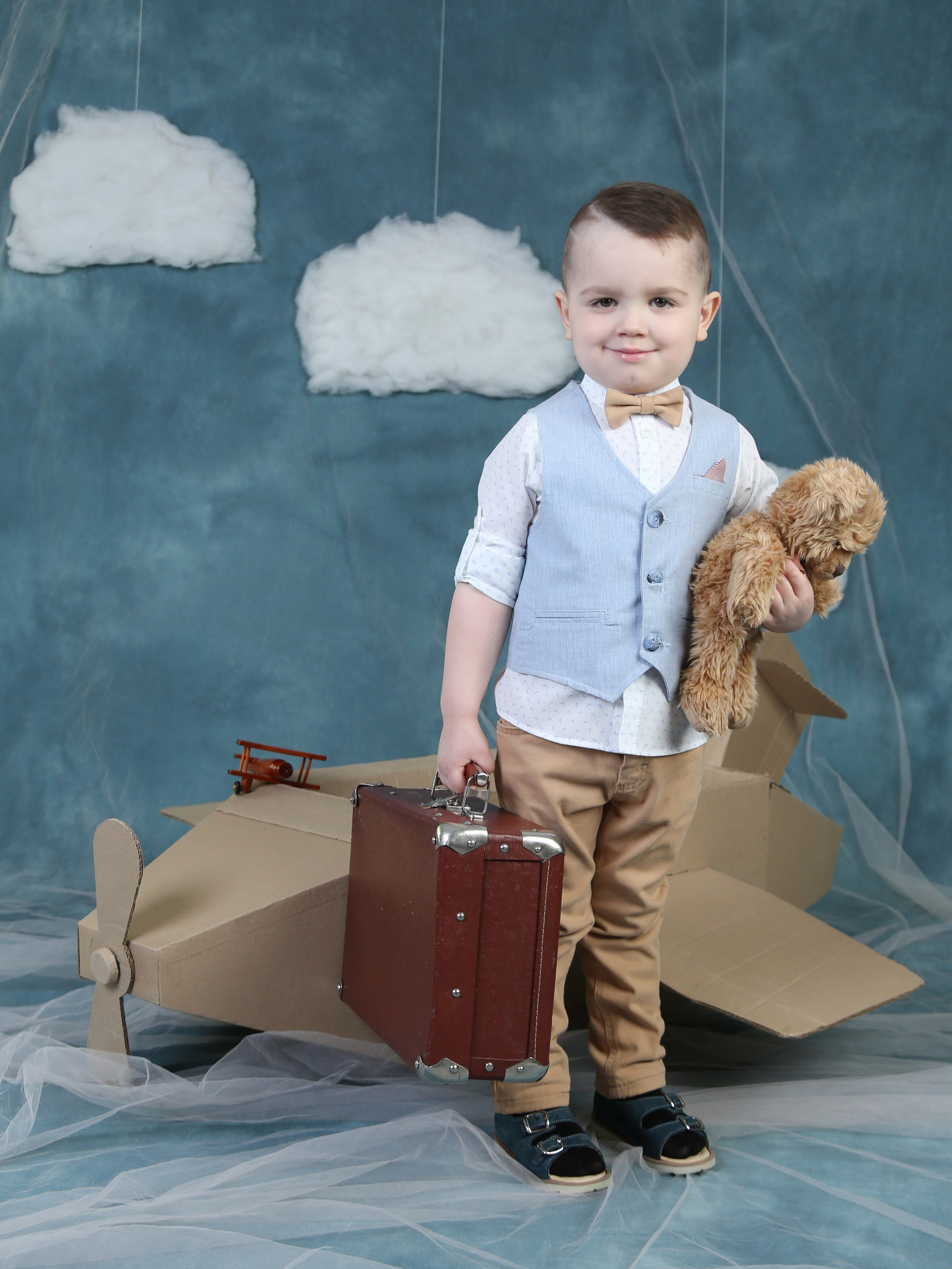 Общее фото в детском саду с выездным реквизитом в Тюмени. Выпускные альбомы в Тюмени для школ, садов, вузов спортивных секций