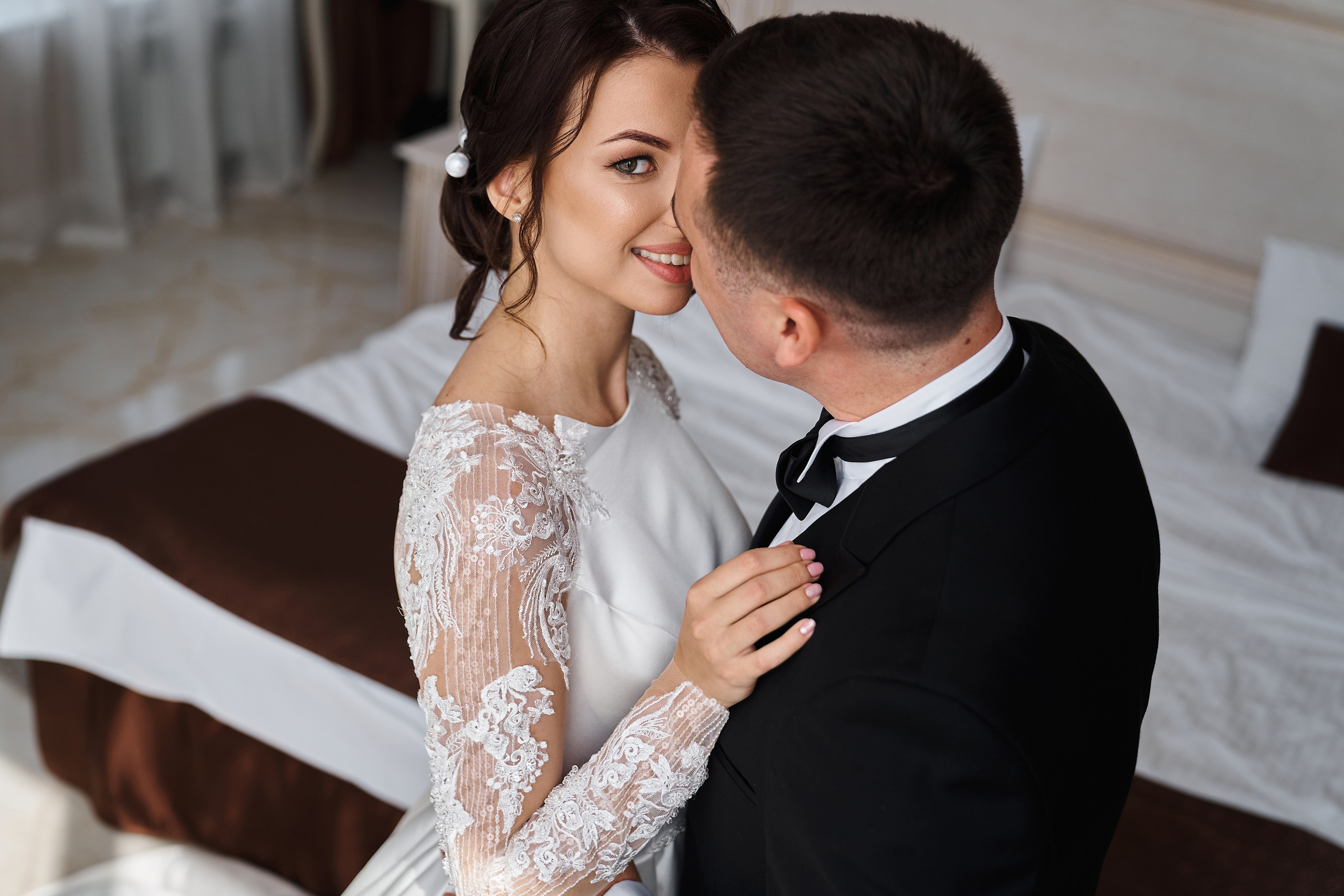 Фотосессия жениха и невесты в отеле