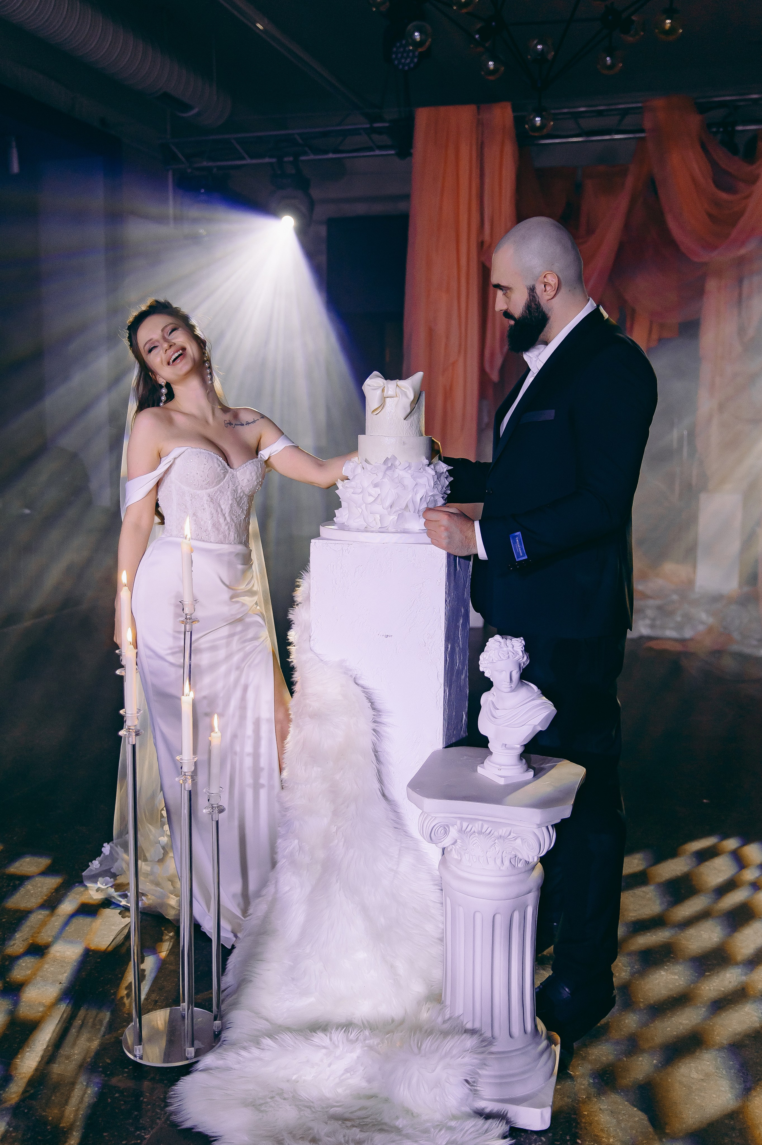 История торта Олеси и Владимира. Свадебный и семейный фотограф в Рязани Саша Крутых