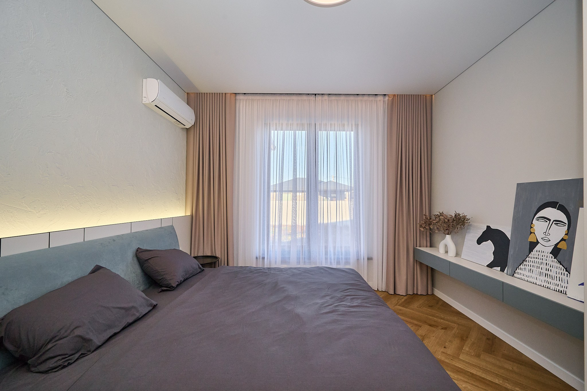 комната светлые стены кровать столик светлые шторы 