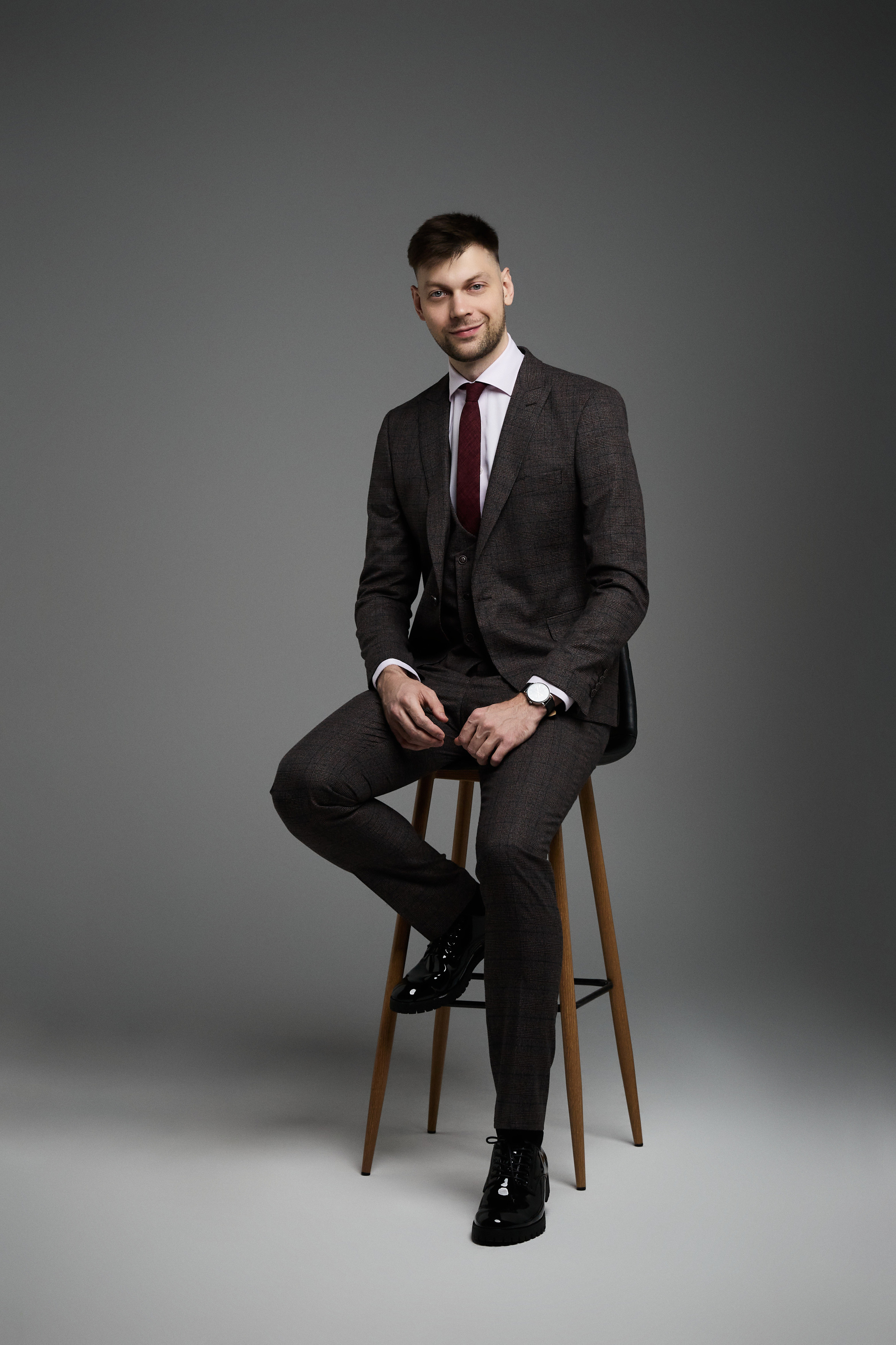 Мужской портрет на белом фоне в студии.