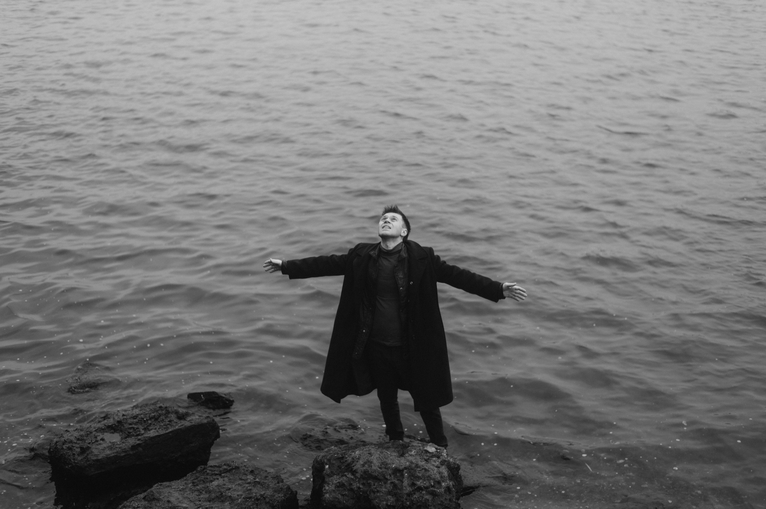 Арсений, пасмурная вода в осени. Свадебный фотограф в Ярославле Денис Медоваров