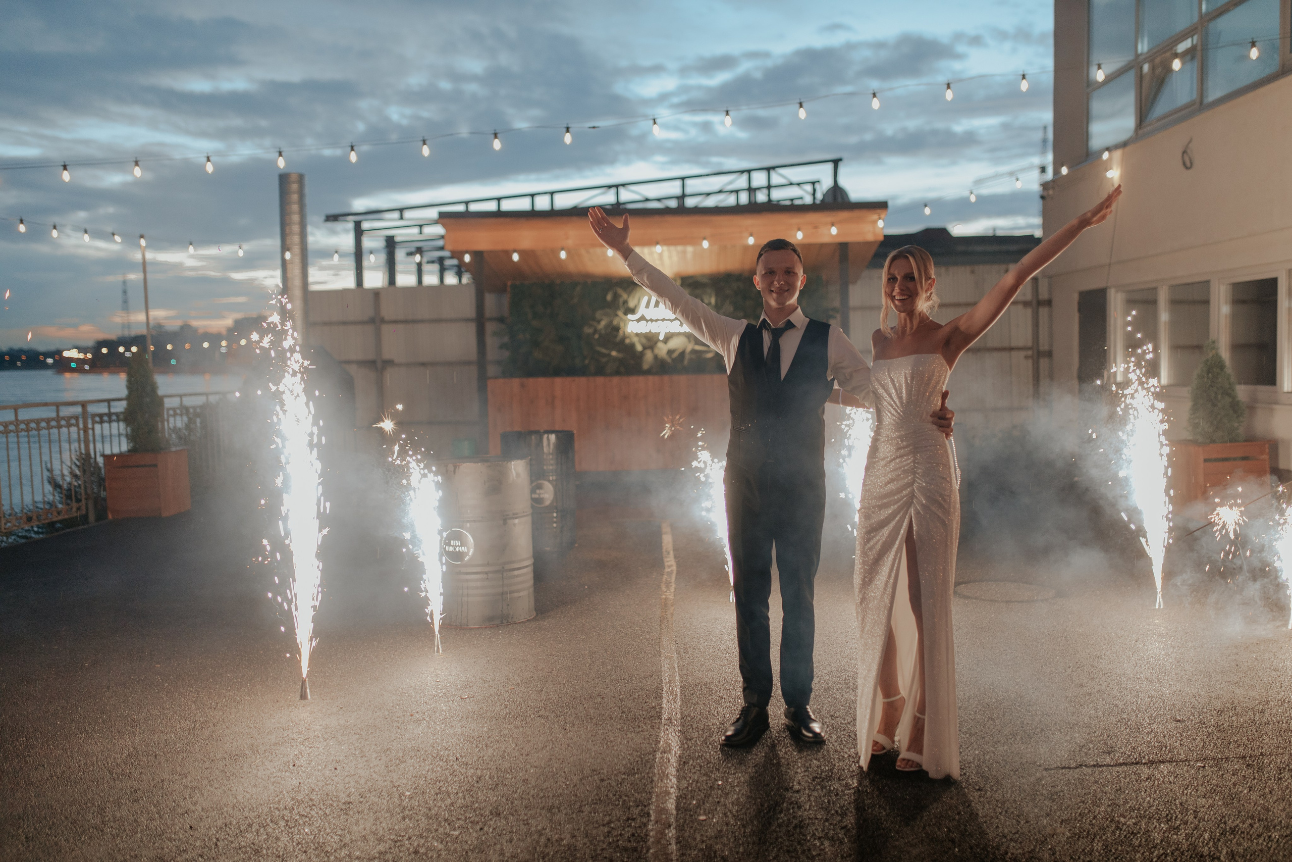 Жених зажигает бенгальские огни в тёплой атмосфере праздника — радость и счастье