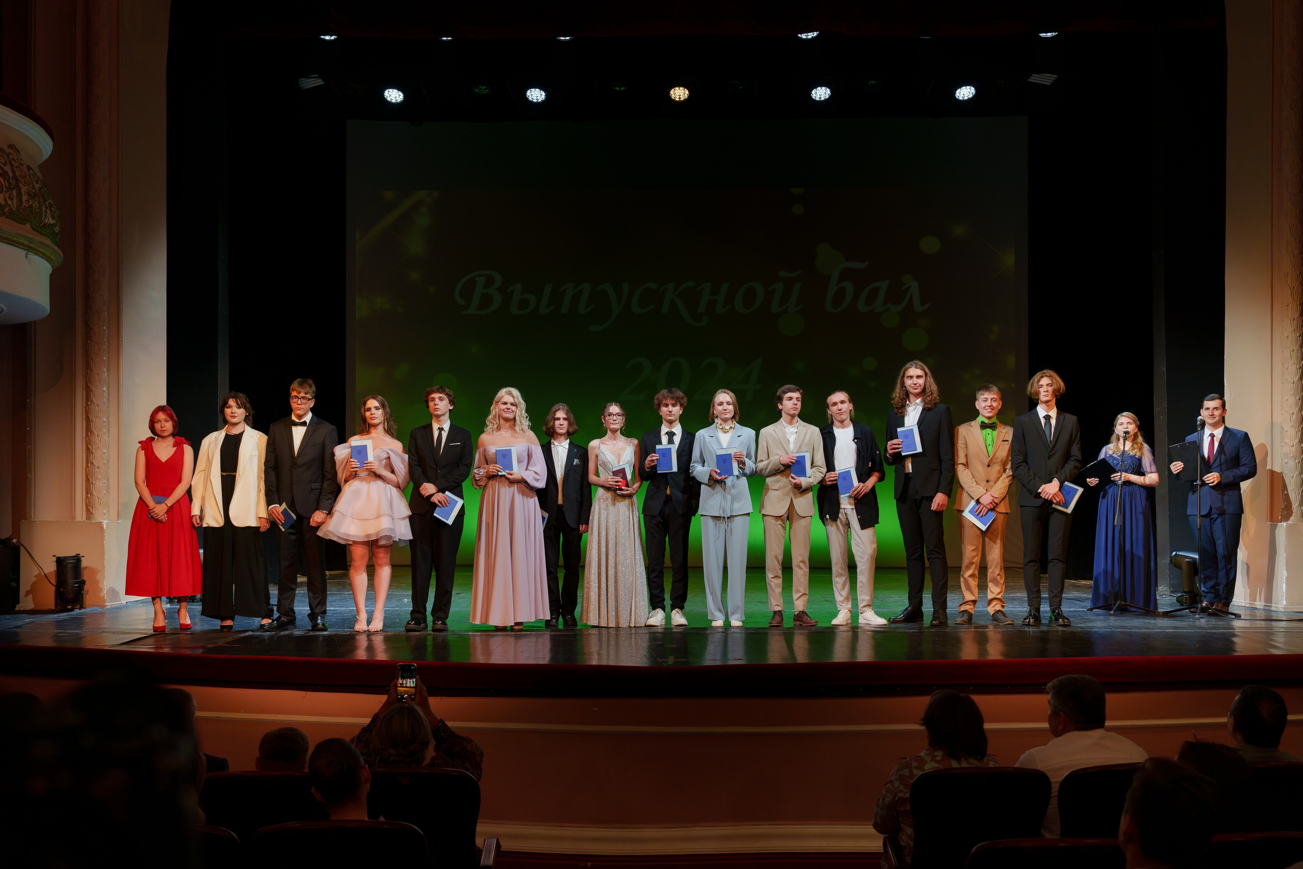 Выпускной Гимназия 7. Свадебный и репортажный фотограф Элина Козырьянова