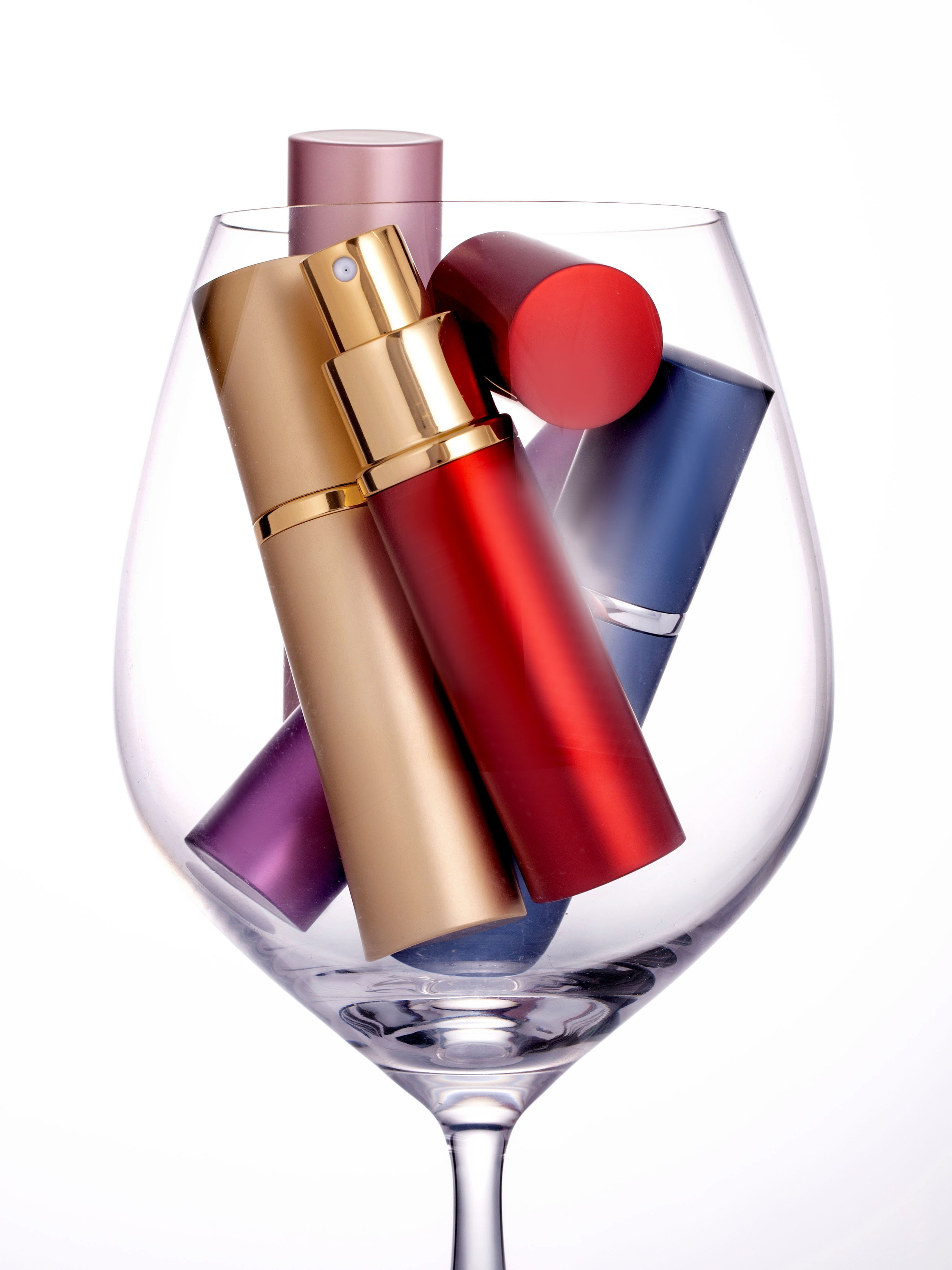 красивые яркие флаконы для духов в прозрачном бокале