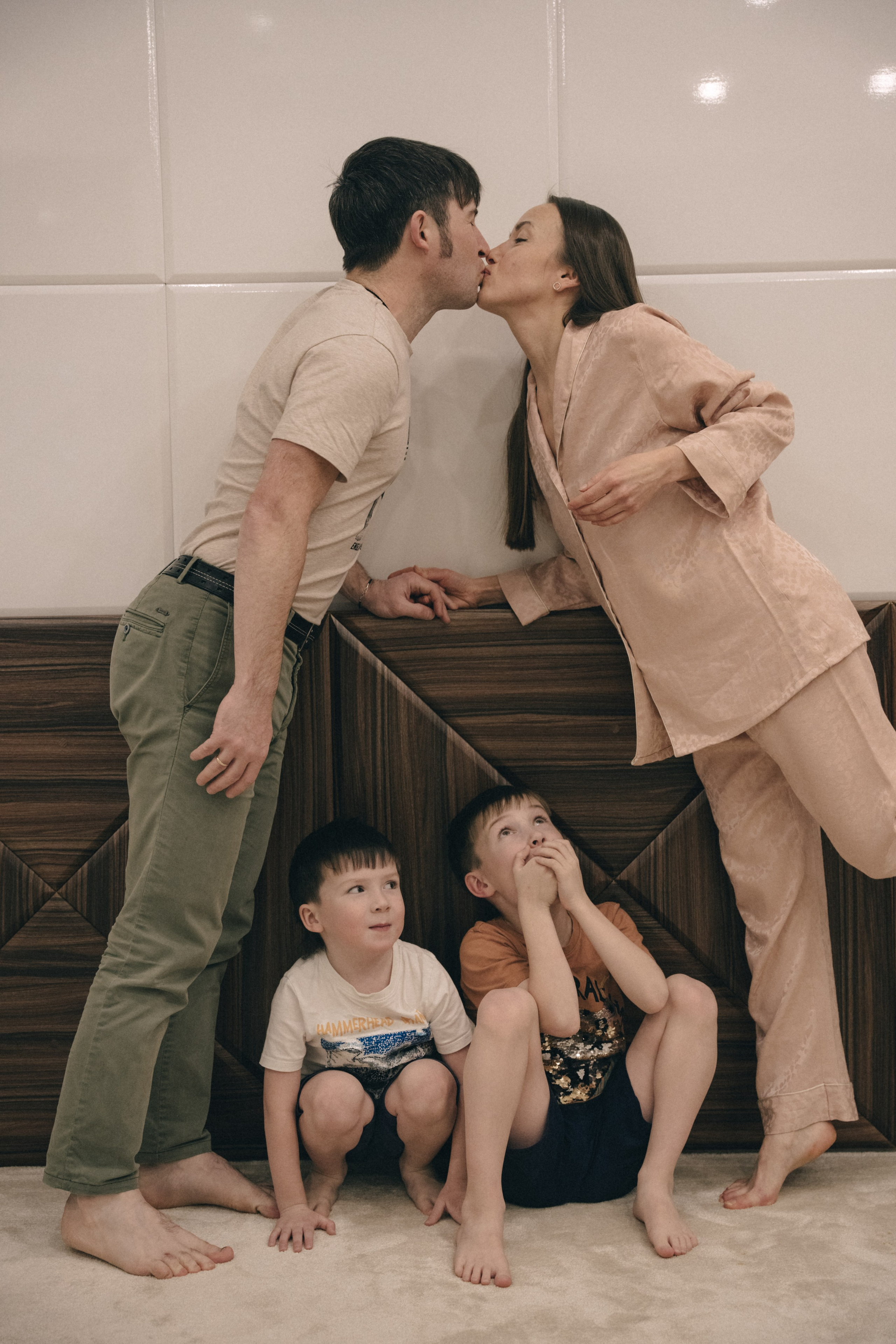 Дружная семья в отеле