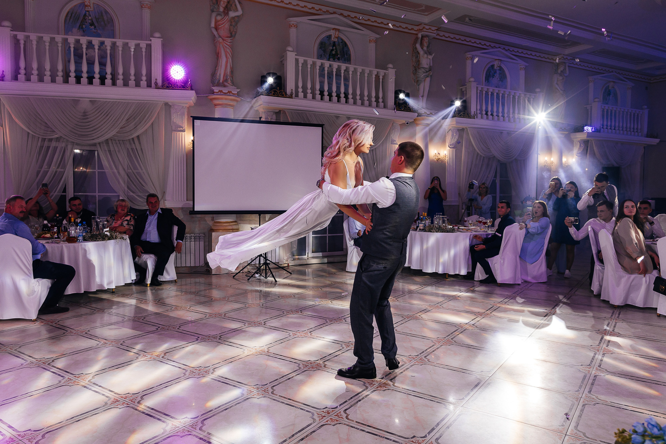 Стильная фотосессия пары в интерьерах ресторана. Олег Сверчков | Свадебный фотограф Вологда