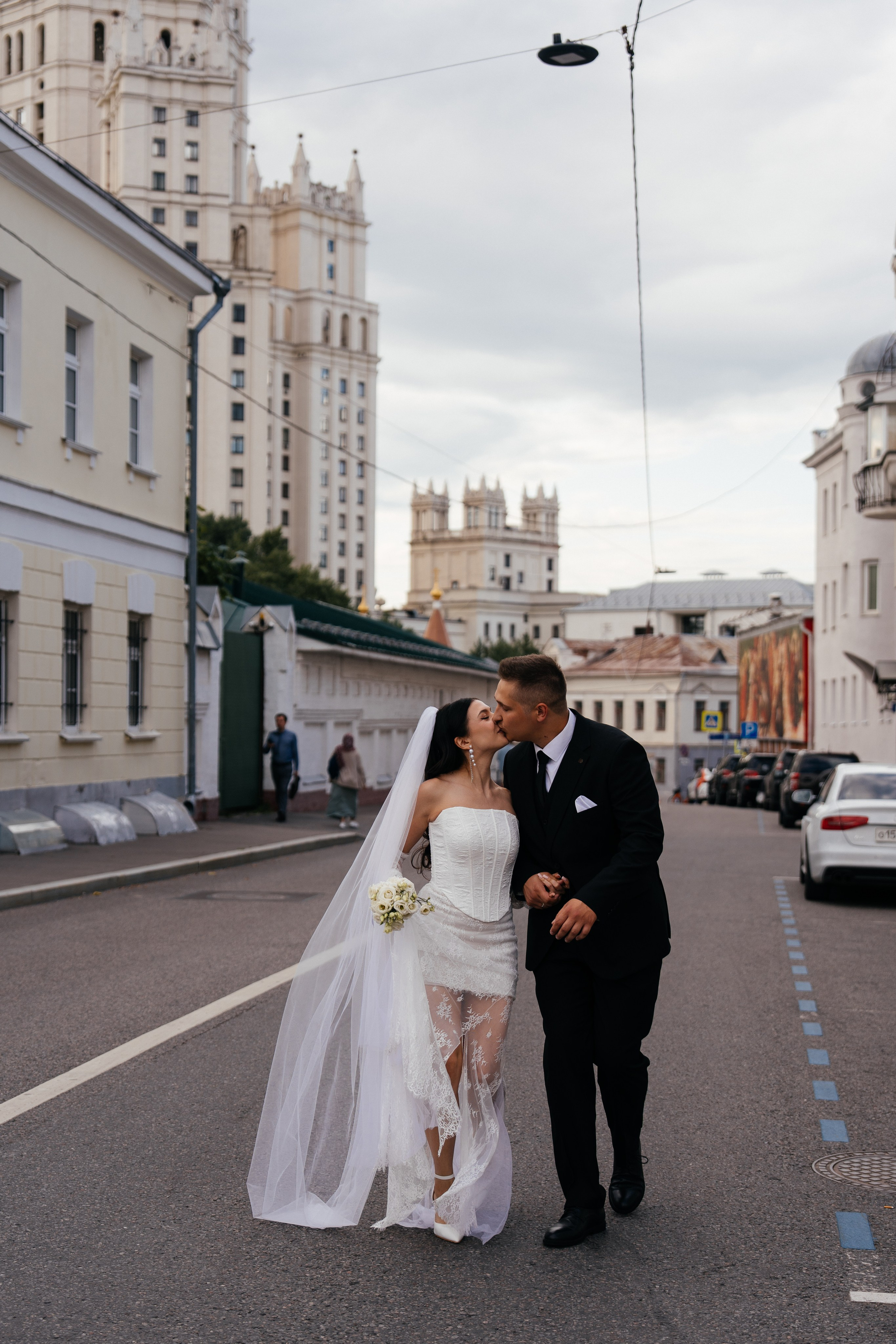 Свадебная фотосессия в Москве у высотки на Котельнической набережной. Свадебный фотограф в Москве Анна Полушина
