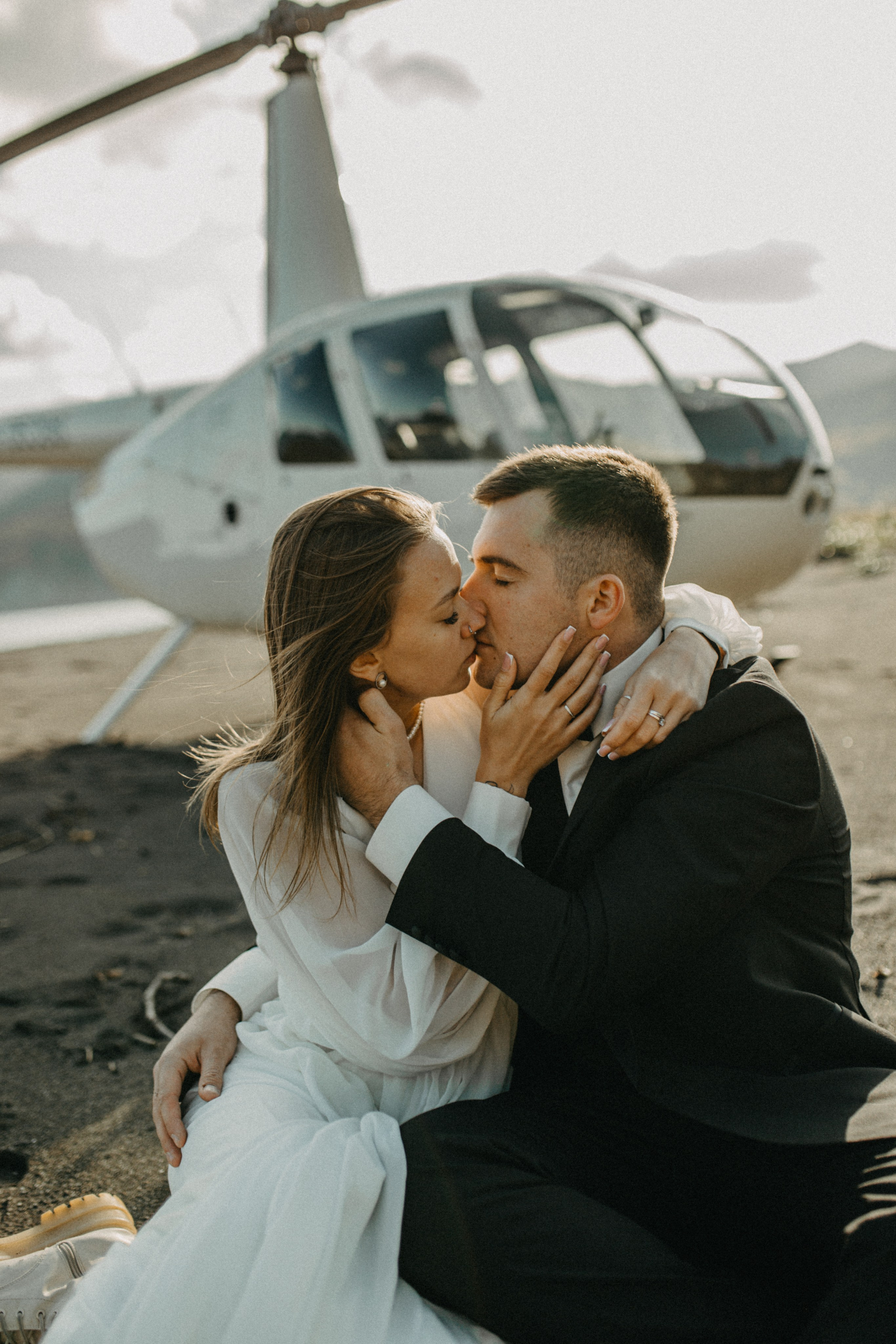 Вертолетный полет Бухта Жировая. Свадебное фото и видео на Камчатке. Туристические маршруты