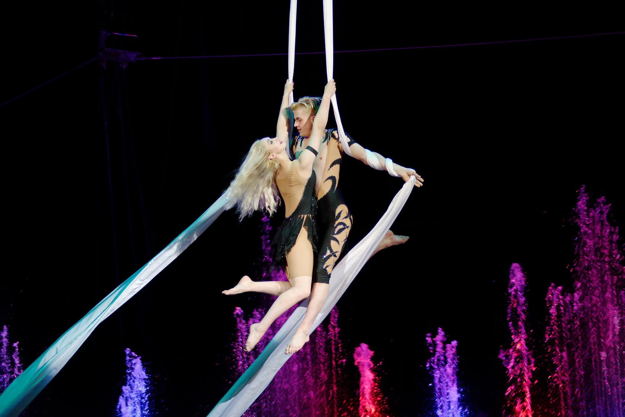  #цирк;#circus;#цирковоеискусство;#acrobatics (акробатика);#aerialist (воздушная гимнастика);#aerialsilks (воздушные полотна);#aerialhoop (воздушное кольцо);#contortion (конторсия, гибкость);#жонглёр;#клоун;#трапеция;#circuslife (жизнь цирка);#цирковойномер;#cirquedusoleil ;#цирковаятруппа.#цирк_фотограф;#фото_цирк;#circus_photography;#цирковыекадры;#закулисыцирка;#backstagecircus.