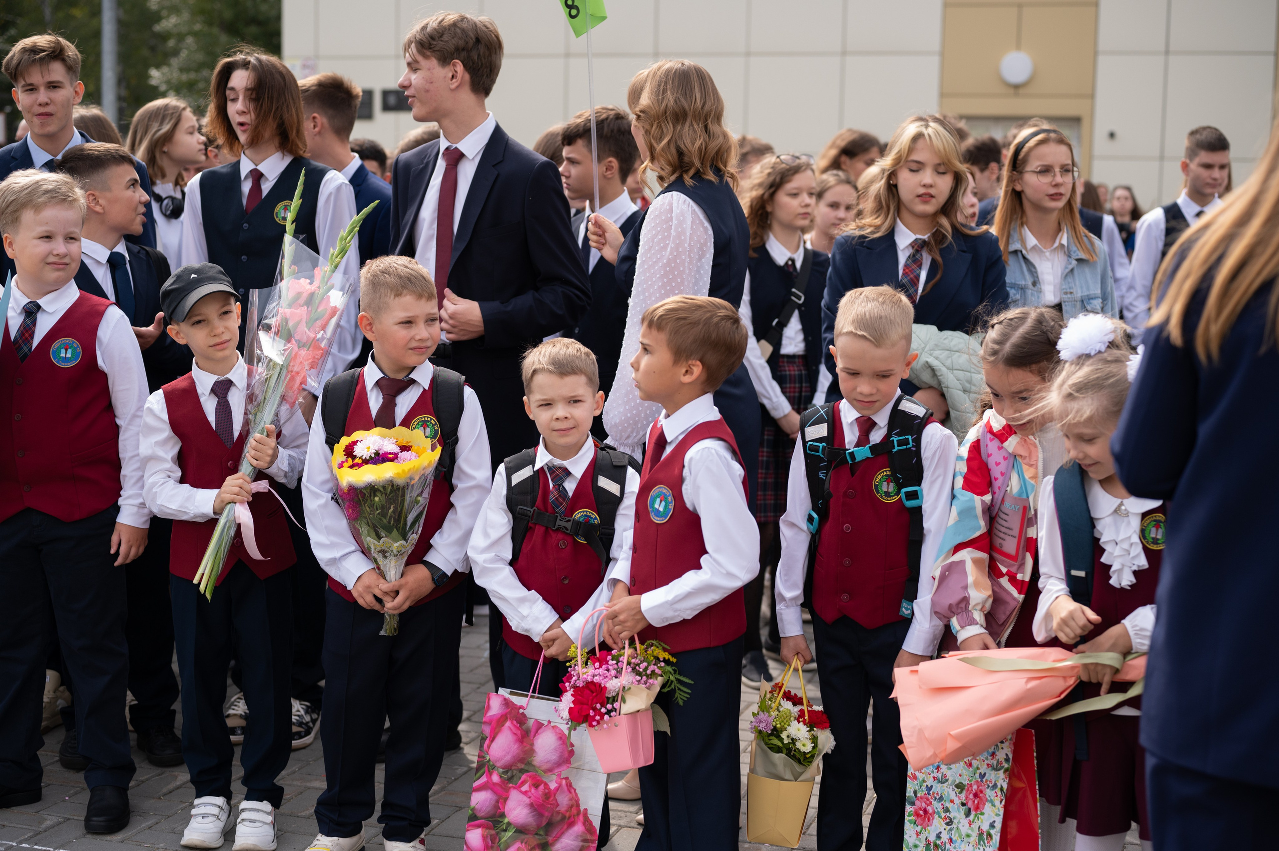 1 сентября 16 гимназия 2 класс (линейка + в классе+ на улице). Фотограф новорожденных, семейный детский в Тюмени Татьяна Морозова